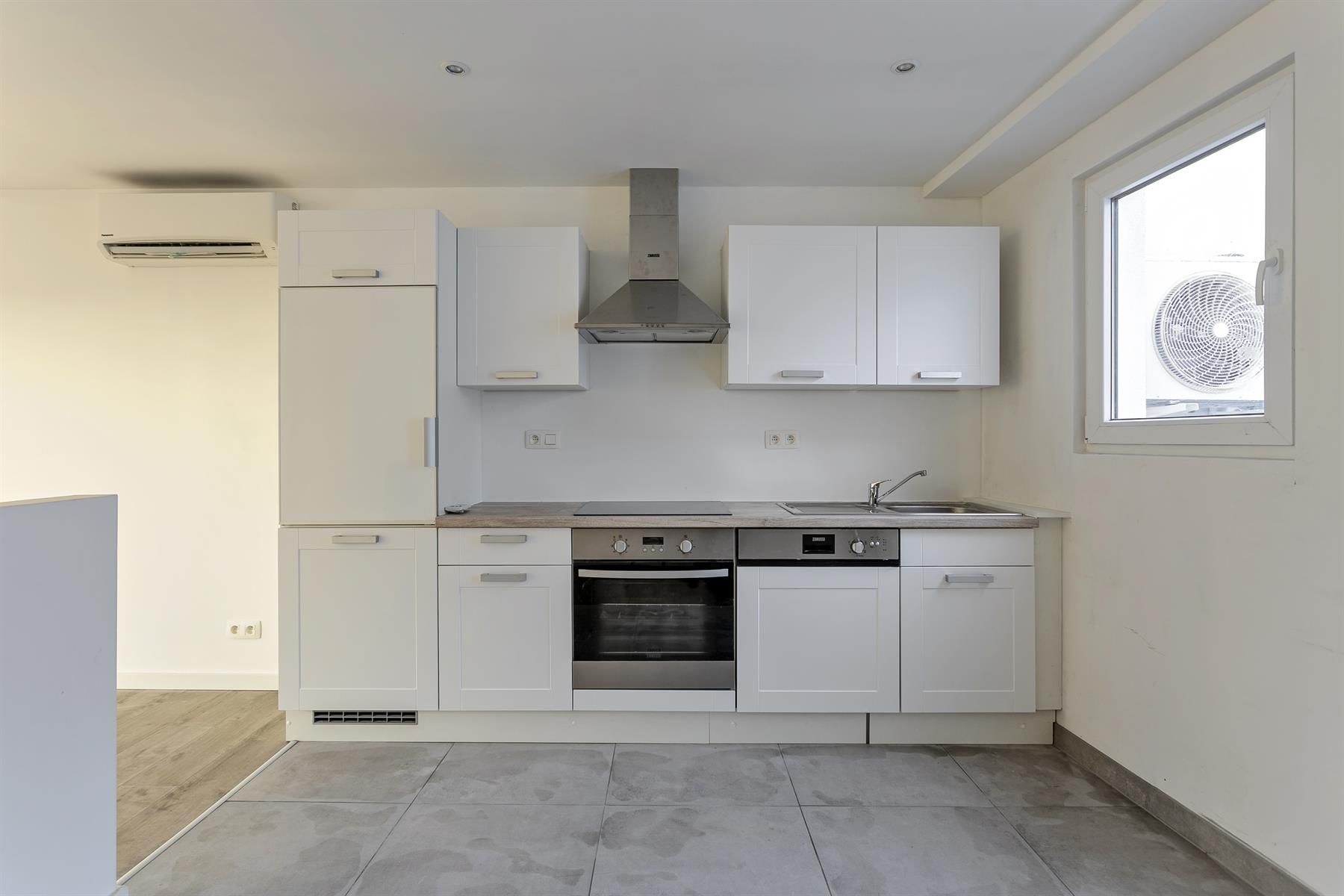 Totaal gerenoveerde woning met koer en voortuin. foto 6