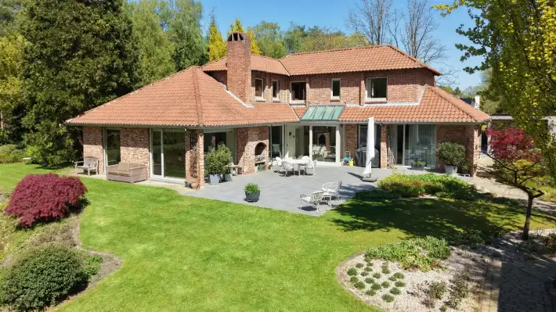 Exclusief gelegen villa van 345m² op 30 are met grote vijver foto 4