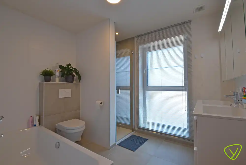 Prachtig afgewerkte woning te huur op een rustige locatie net buiten het centrum van Eeklo foto 12
