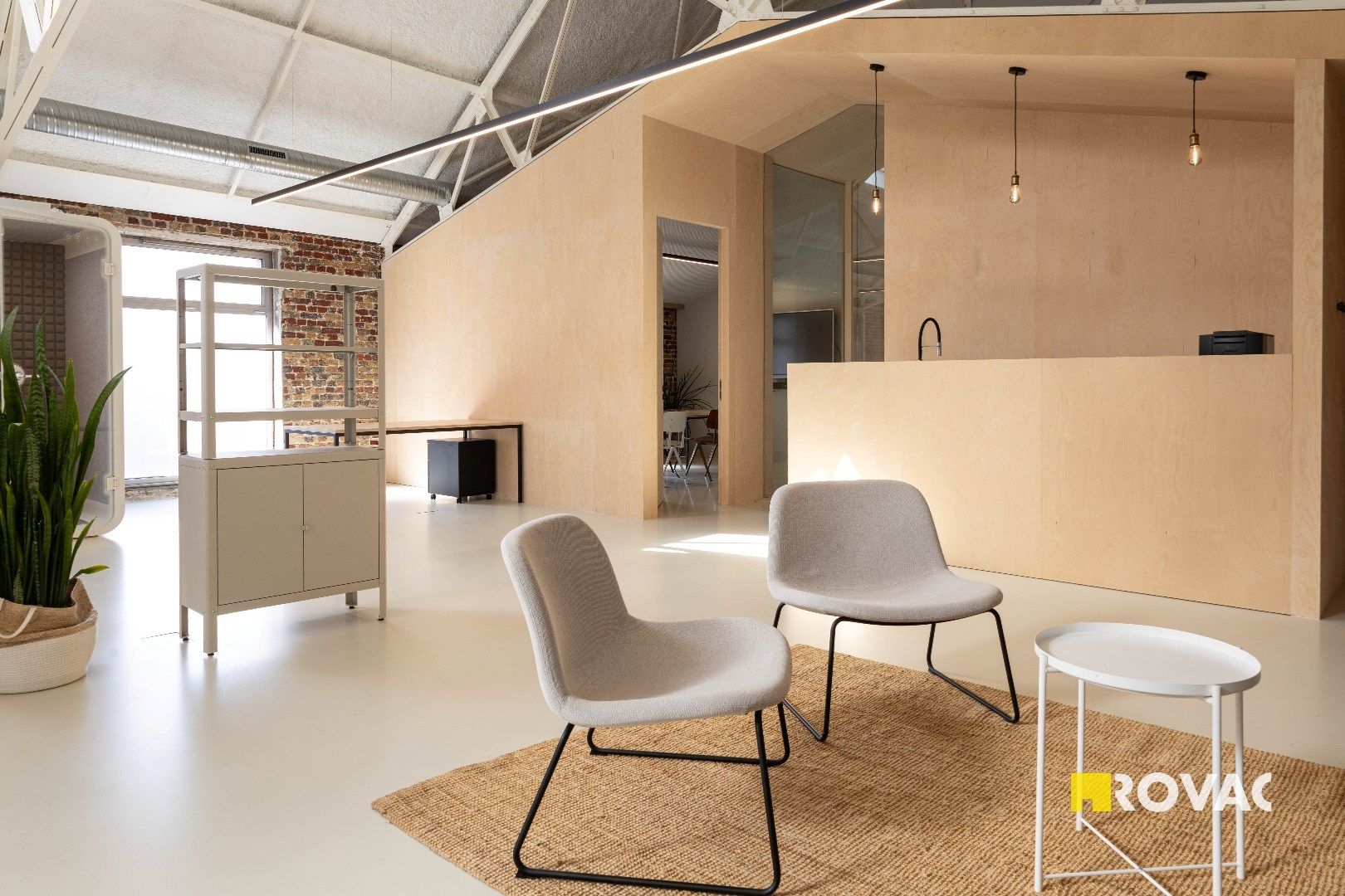 Stijlvolle en instapklare kantoorruimte met binnentuin in centrum Izegem! foto 4