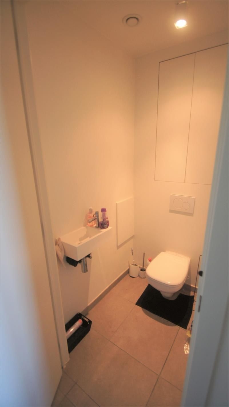 Prachtig app. met 2 slpks, autostaanplaats en ruim terras (55 m²!) foto 9