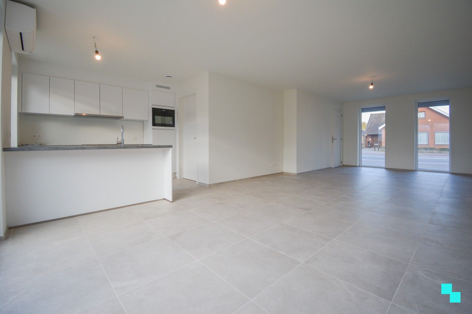 Volleidg afgewerkte nieuwbouwwoning met carport te Sleihage foto 3