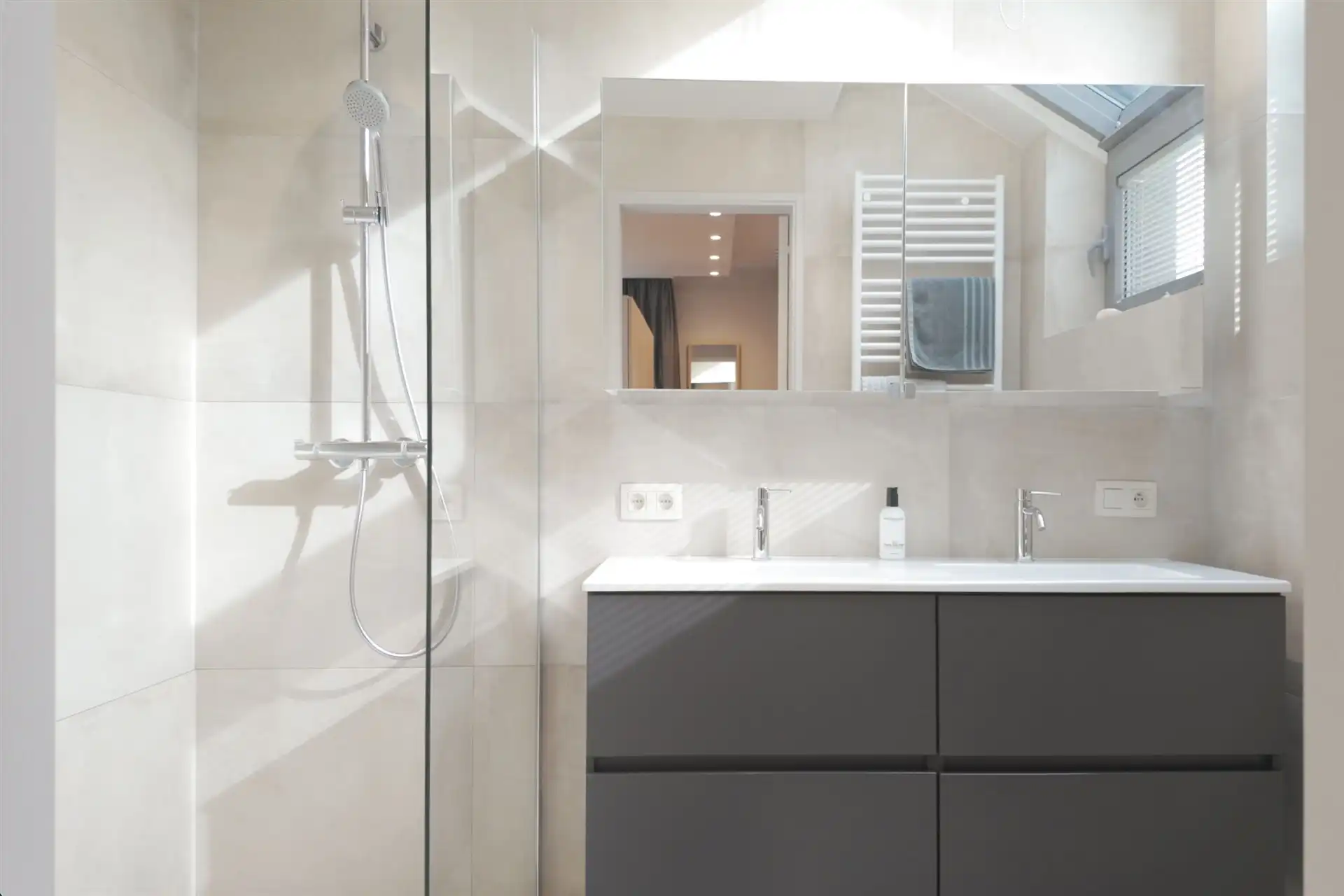 Stijlvolle gezinswoning met 3 slaapkamers en thuiskantoor (926m²) foto 22