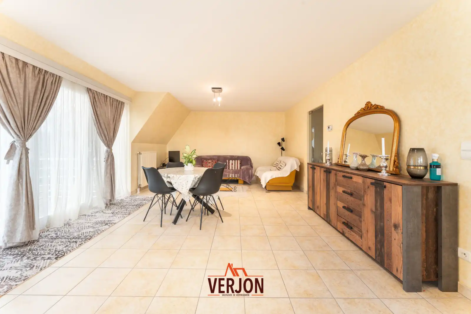 Ruim en gezellig appartement in het centrum van Ardooie! foto 2