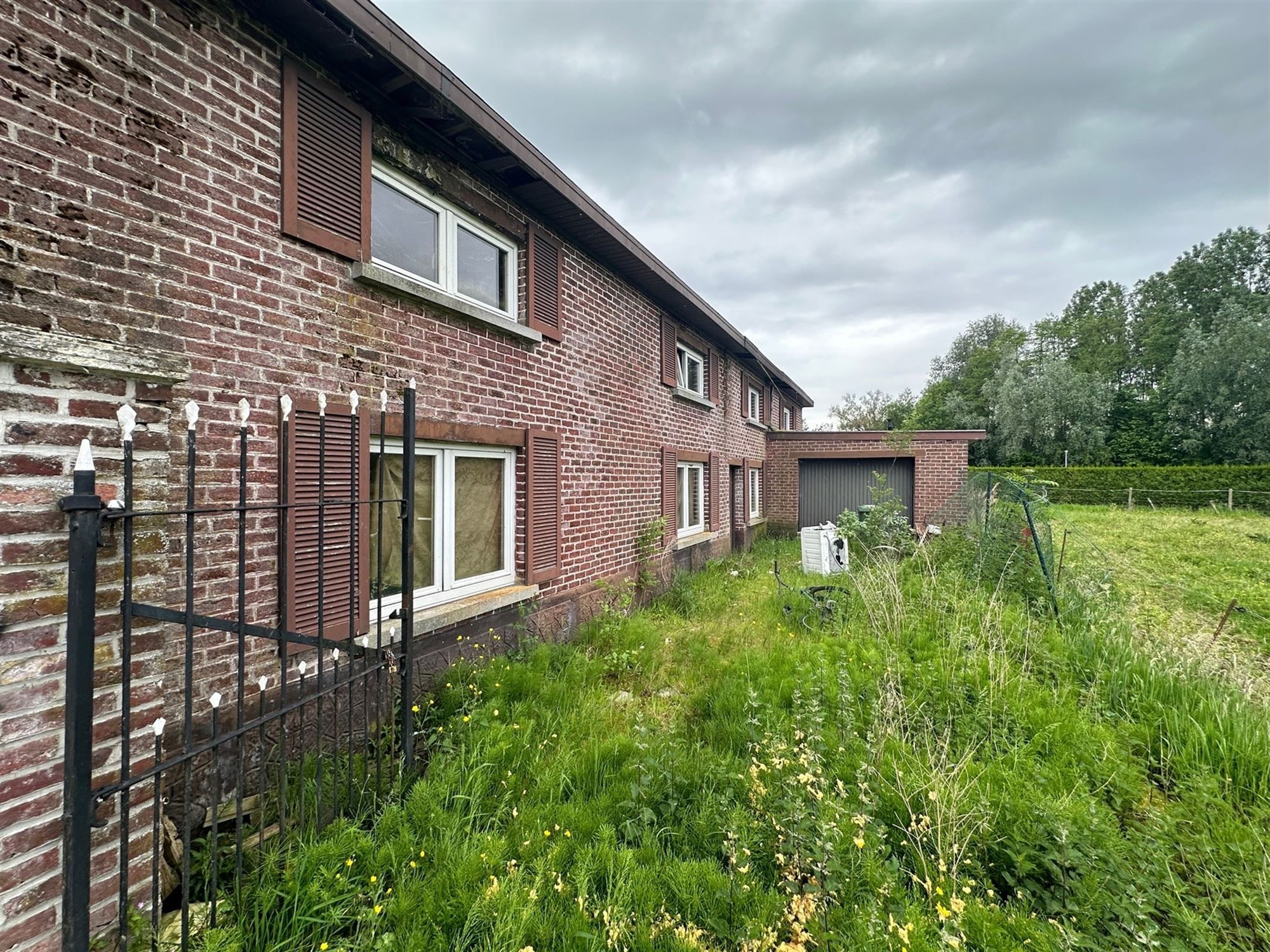 Compleet te renoveren woning in een landelijke weg te Lede foto 1