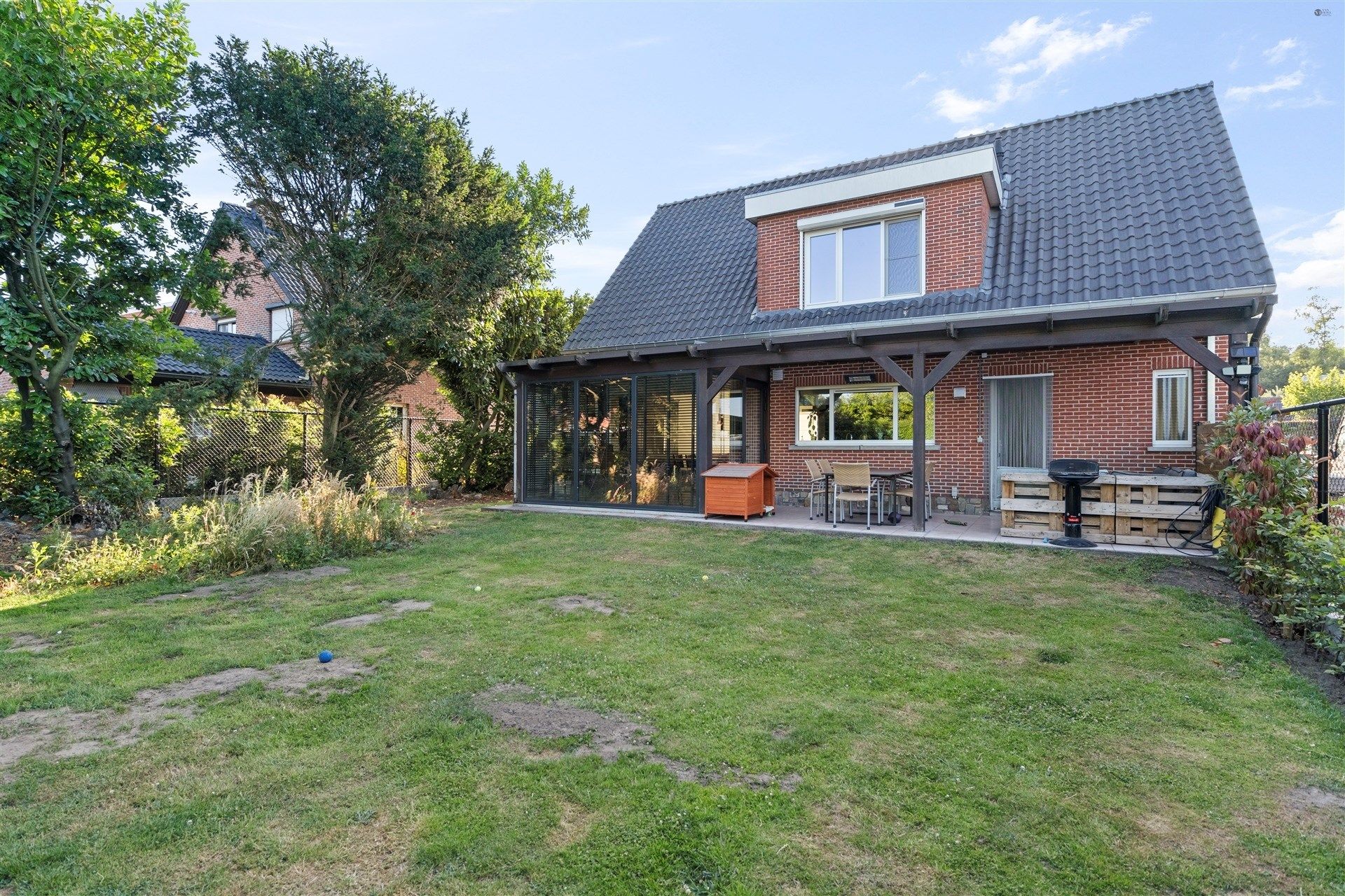 Energievriendelijke open bebouwing op brede grond van 807m² foto {{pictureIndex}}