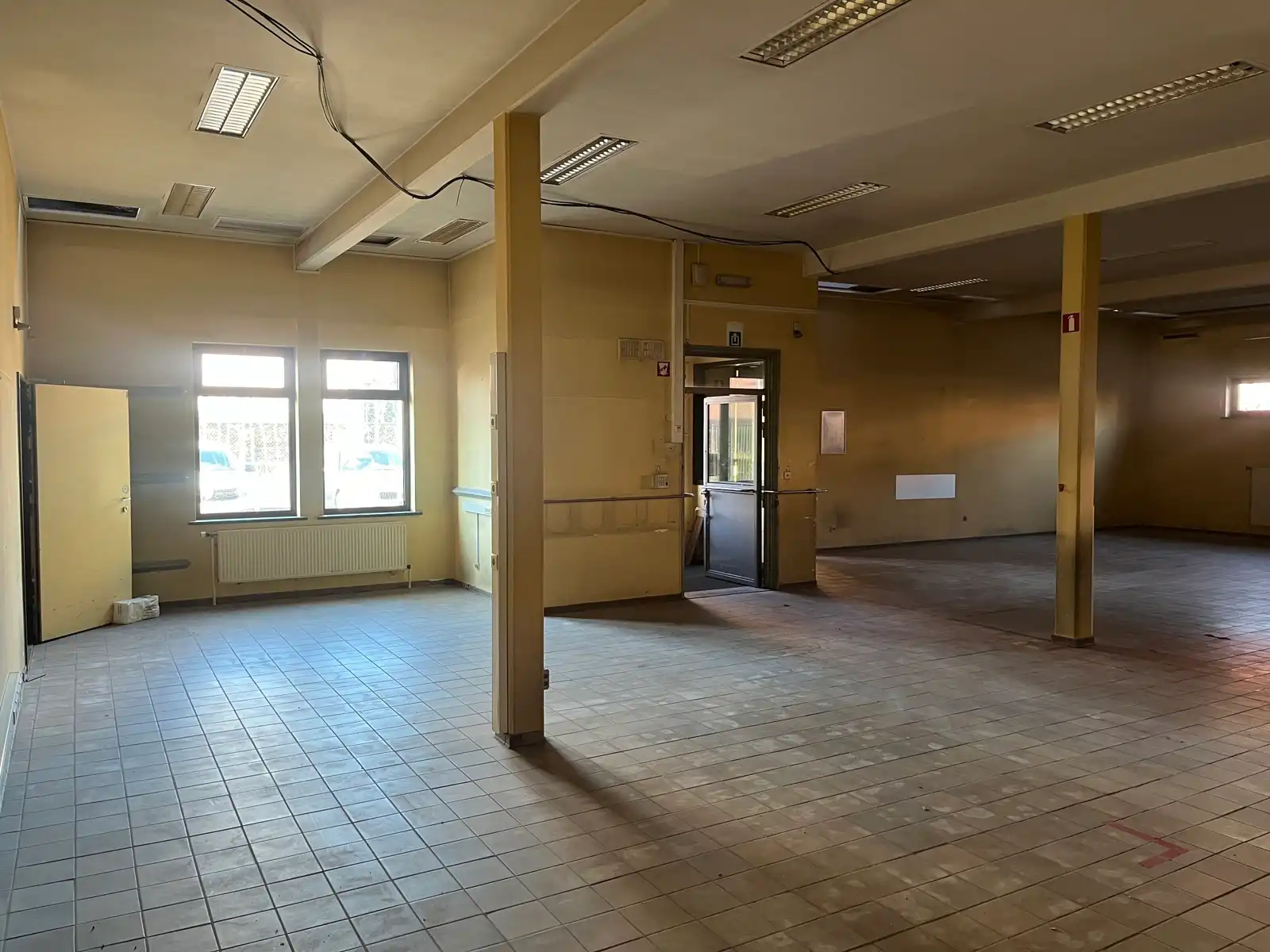 Opsplitsbare polyvalente handelsruimte met parking foto 4