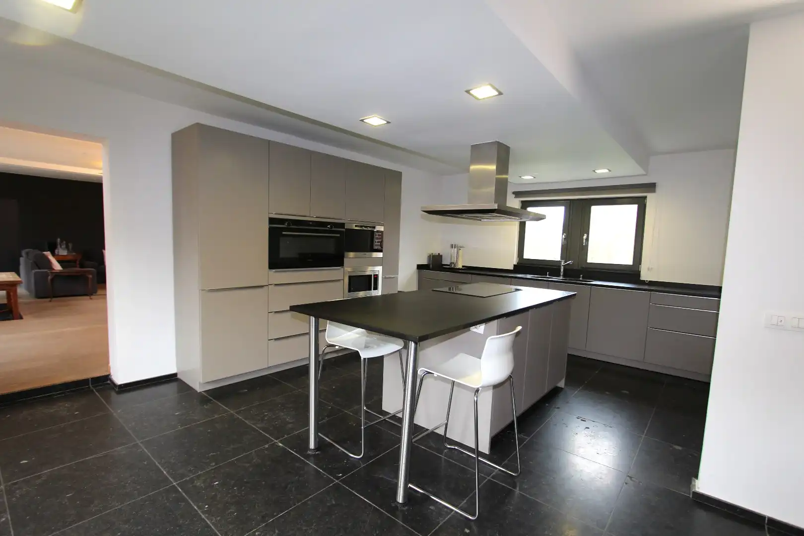 RUIME WONING VAN 390 m² MET GROTE TUIN EN ZWEMBAD foto 7