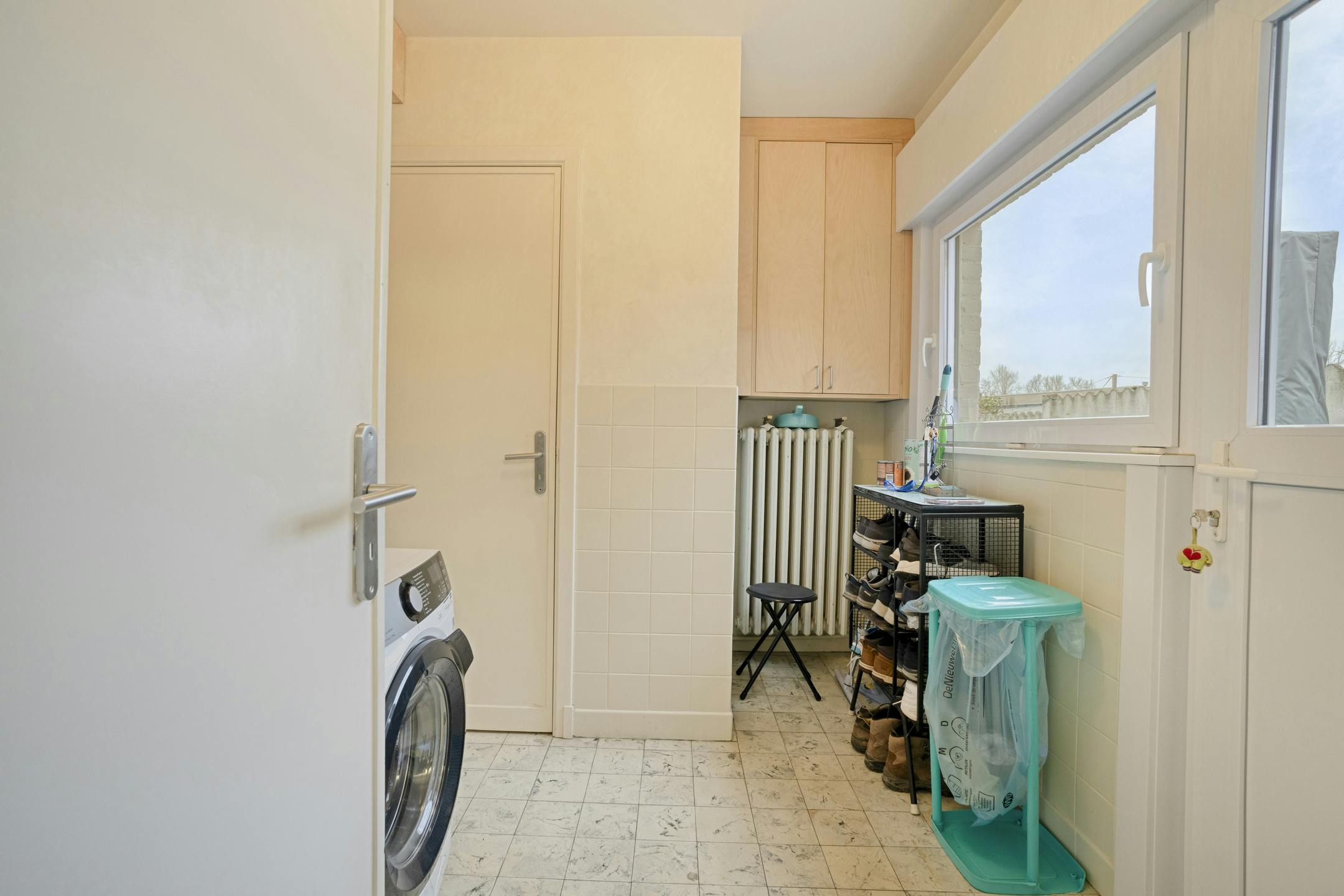 Instapklare woning met 3 slaapkamers, 2 badkamers, zuidgerichte tuin en garage. foto 24