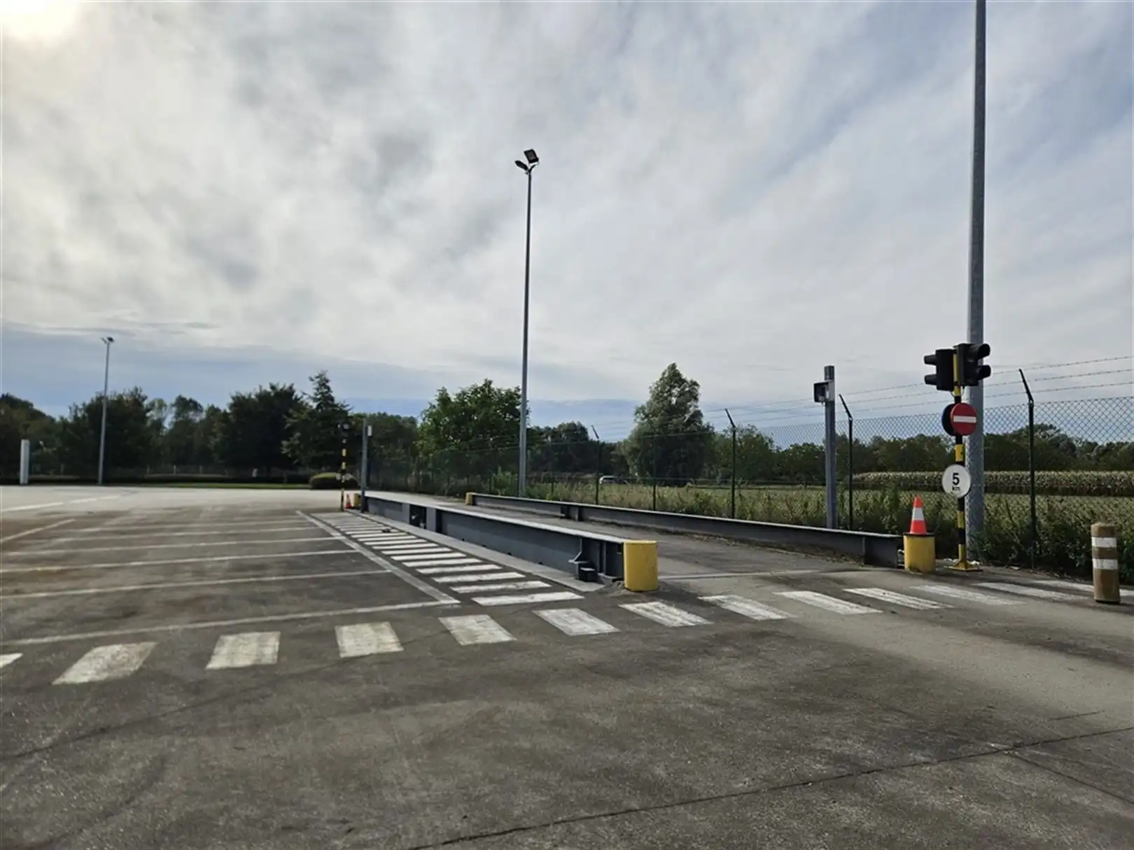 Fabrieksgebouw te Komen foto 12