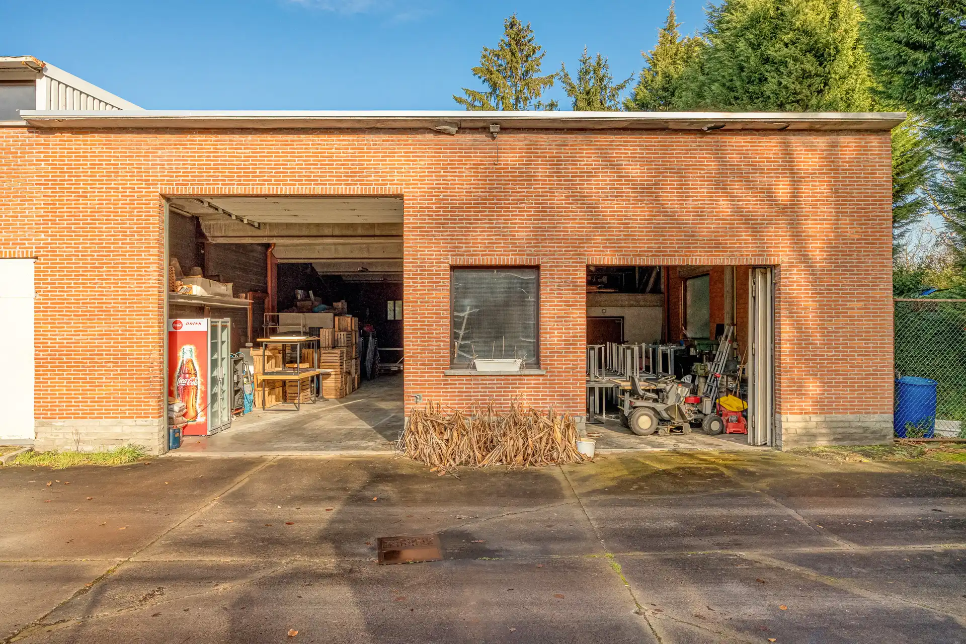 Ruime villa met garage en zwembad + bouwgrond + 2 magazijnen foto 12