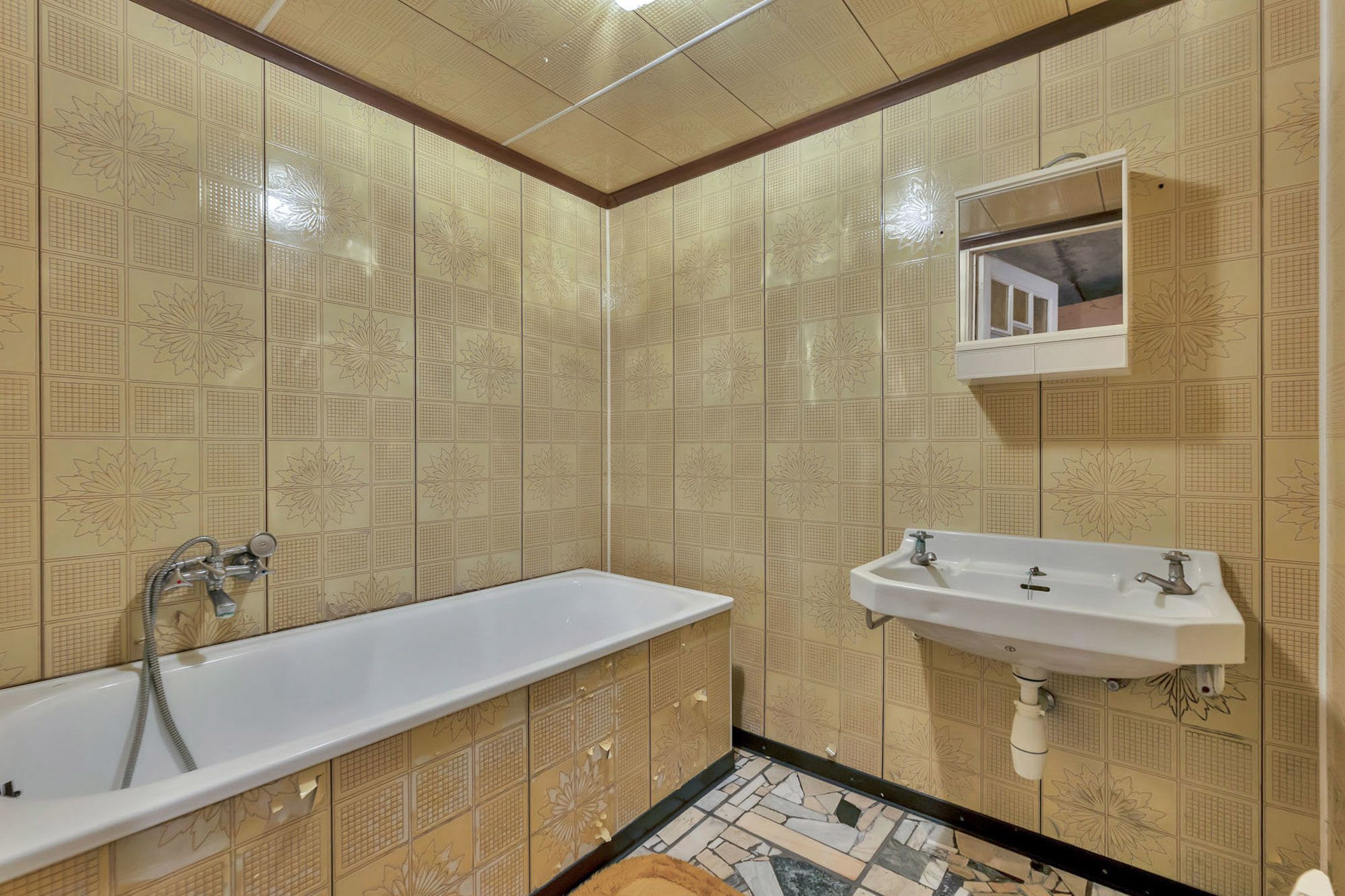 Te renoveren woning met garage en tuin foto 18