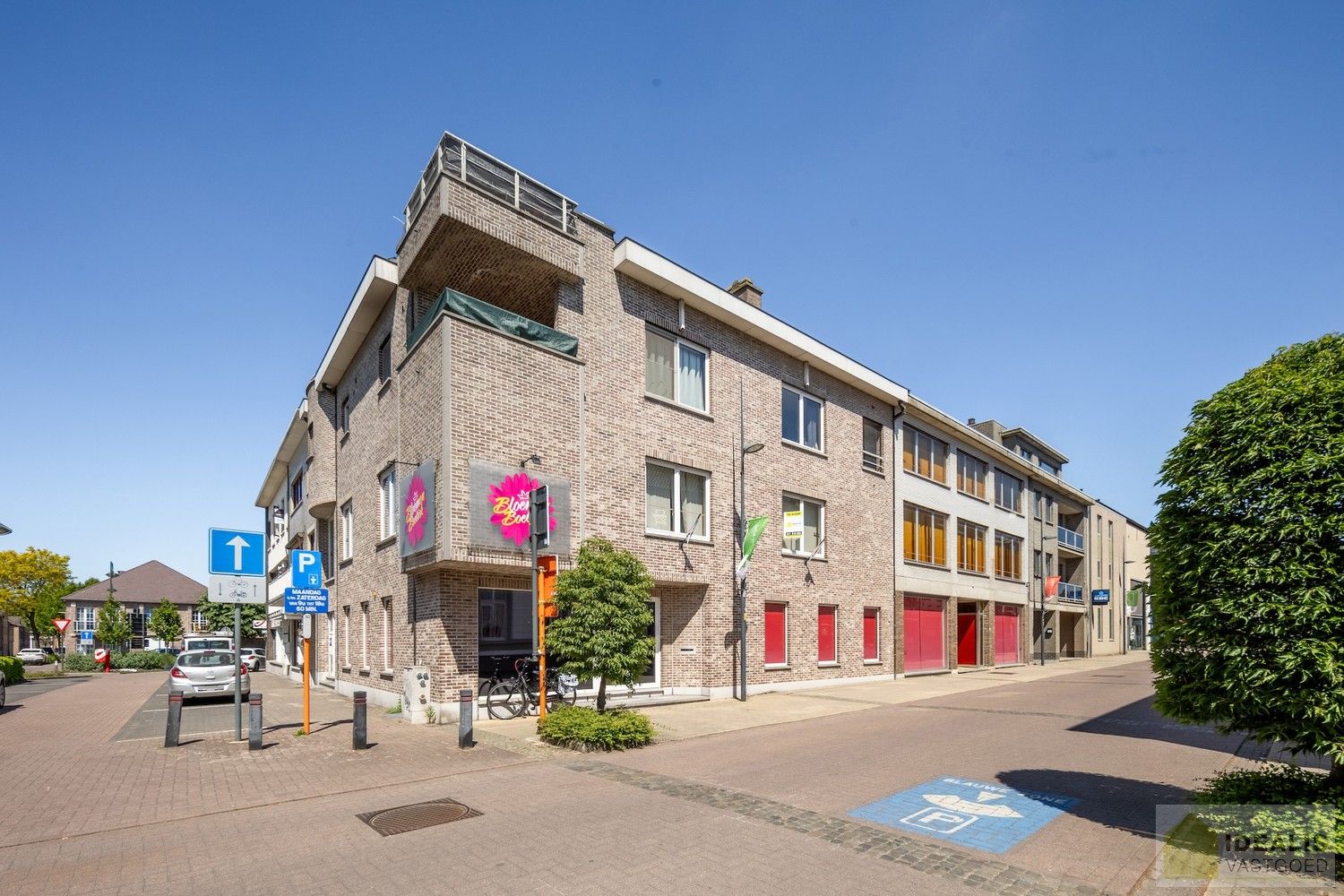 IDEALIS VASTGOED - OVERDRACHT AANDELEN PATRIMONIUMVENNOOTSCHAP MET IN HAAR ACTIEF MEERDERE ONROERENDE GOEDEREN GELEGEN TE STADSWAAG 3, STADSWAAG 5, STAD 1, STAD 3, GROENSTRAAT 5 EN POSTHOORNSTRAAT 26, ALLEN IN HET CENTRUM VAN HAMONT (HAMONT-ACHEL)! – Geschikt voor zij die zoeken naar een interessante investering met verschillende mogelijkheden waaronder een vernieuwbouw bestaande uit 10 appartementen. foto 2