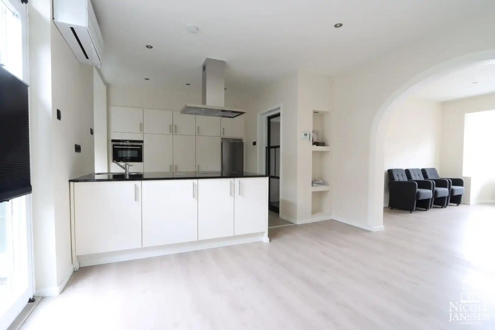 Compleet gerenoveerde ruime stadswoning met gezellige binnenkoer foto 5