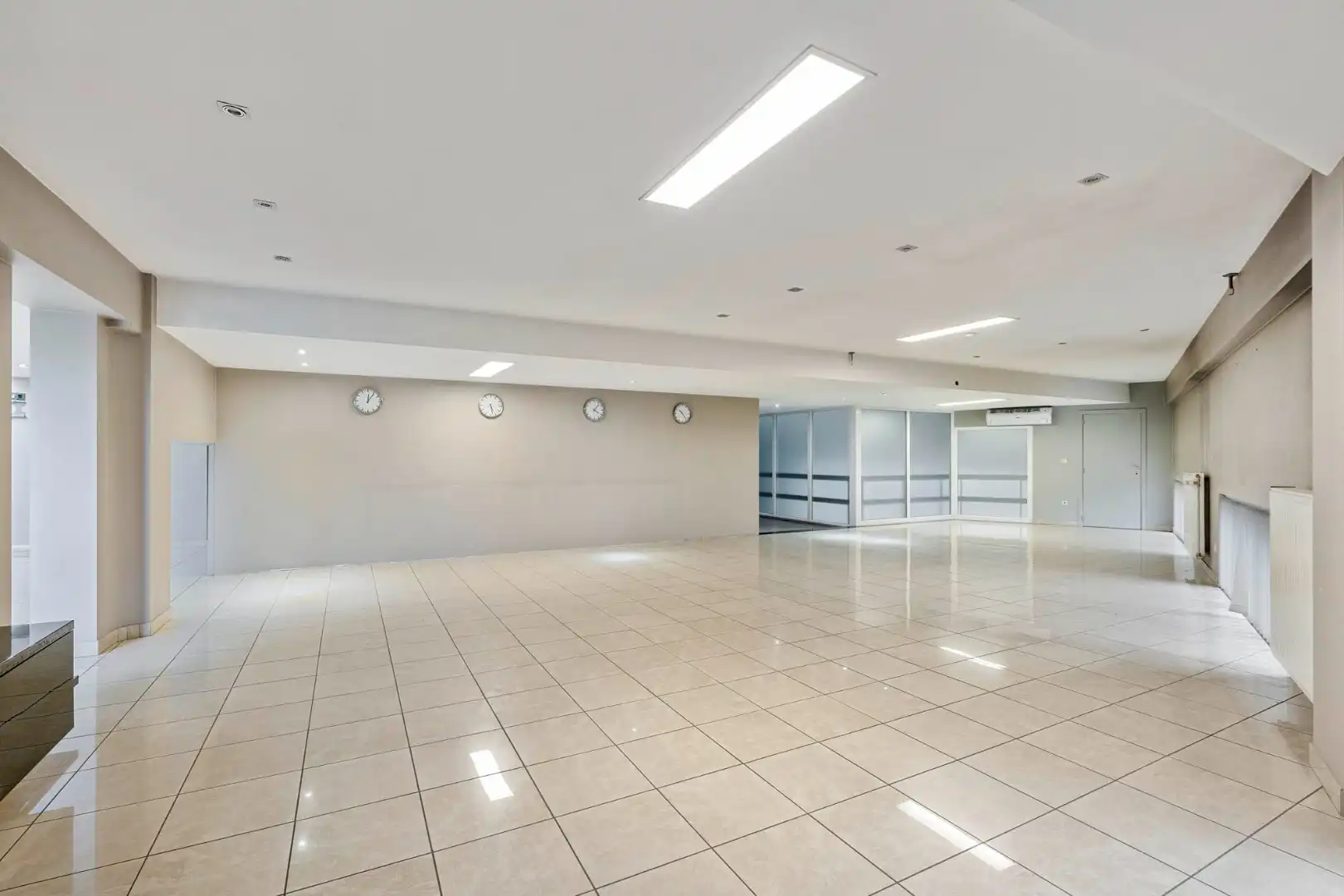 Bedrijfsgebouw met kantoren, magazijnen en woonst - groot 2580 m² foto 26