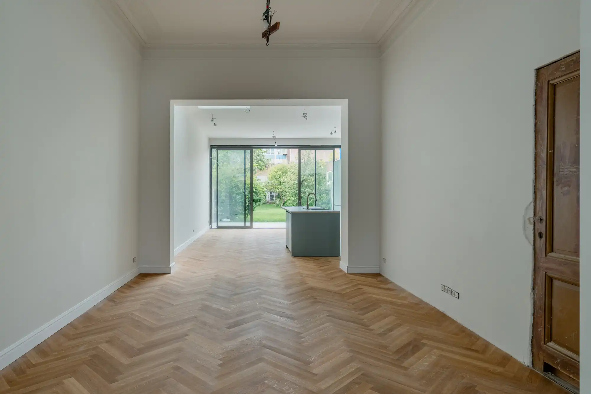 Volledig gerenoveerde woning. Eerste bewoning. Vijf slaapkamers. Een tuin die maar niet stopt. foto 3
