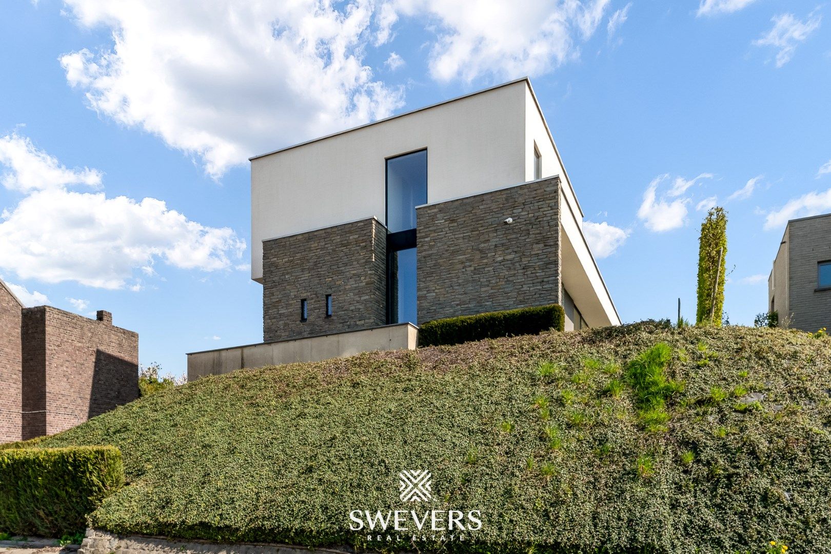 Exclusieve energiezuinige villa met zwembad en poolhouse  foto {{pictureIndex}}