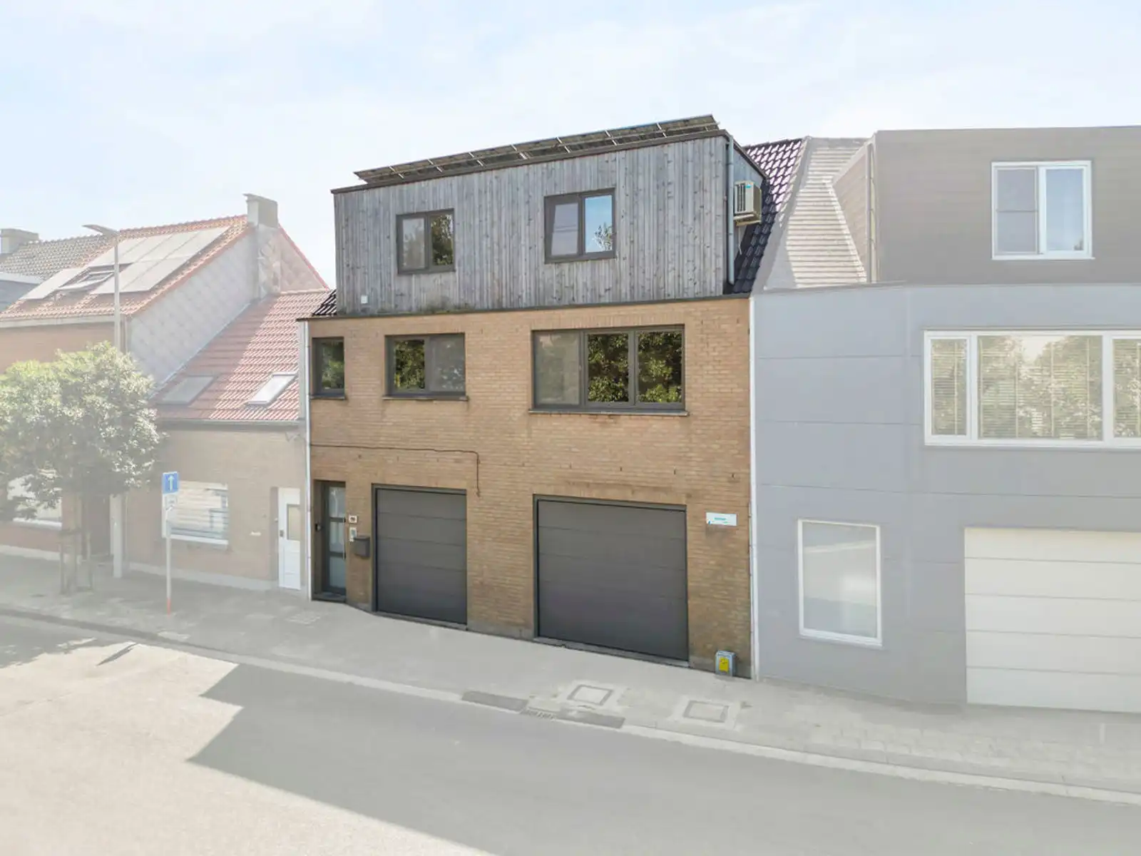 Instapklare woning met ruime garage/opslagplaats in Bredene. foto {{pictureIndex}}