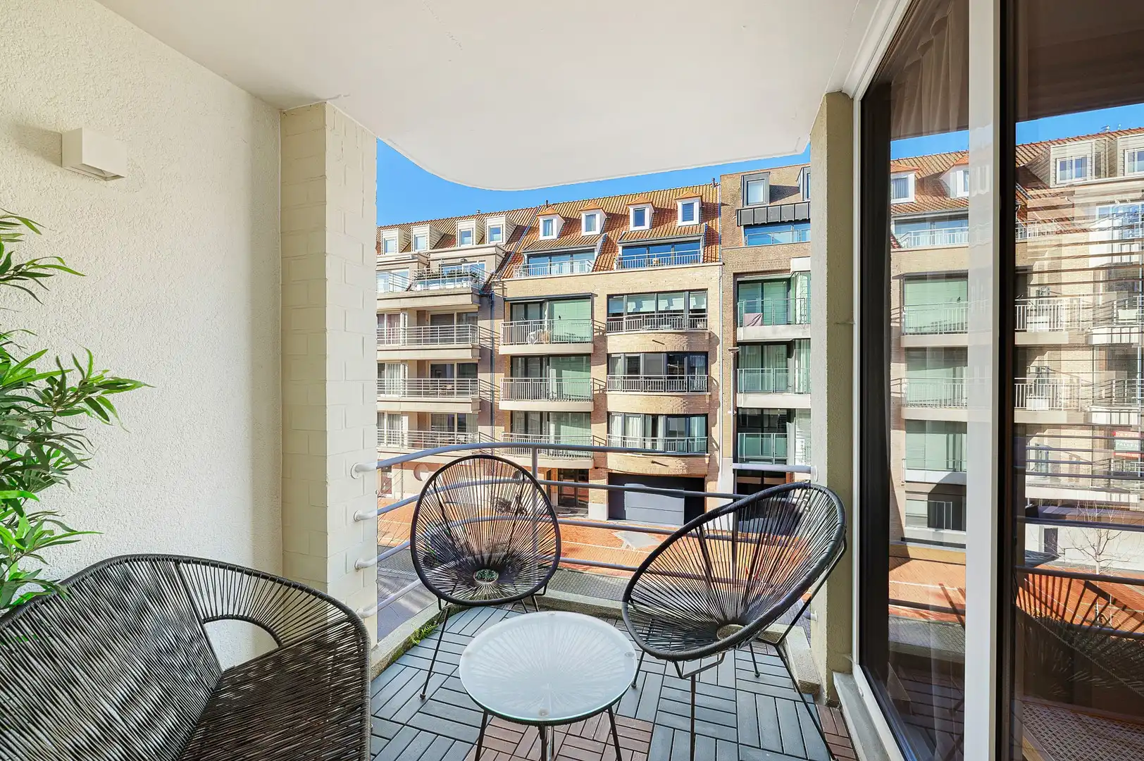 Instapklaar appartement gelegen op een centrale ligging te Knokke, vlakbij de winkels en de zee. foto 13