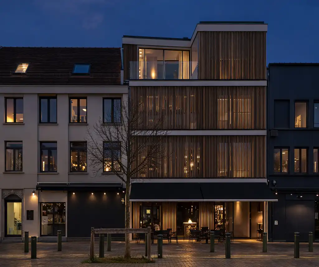 High-end duplexpenthouse met drie terrassen, gelegen in een architecturaal hoogstaand gebouw naar ontwerp van Element Architecten. foto {{pictureIndex}}