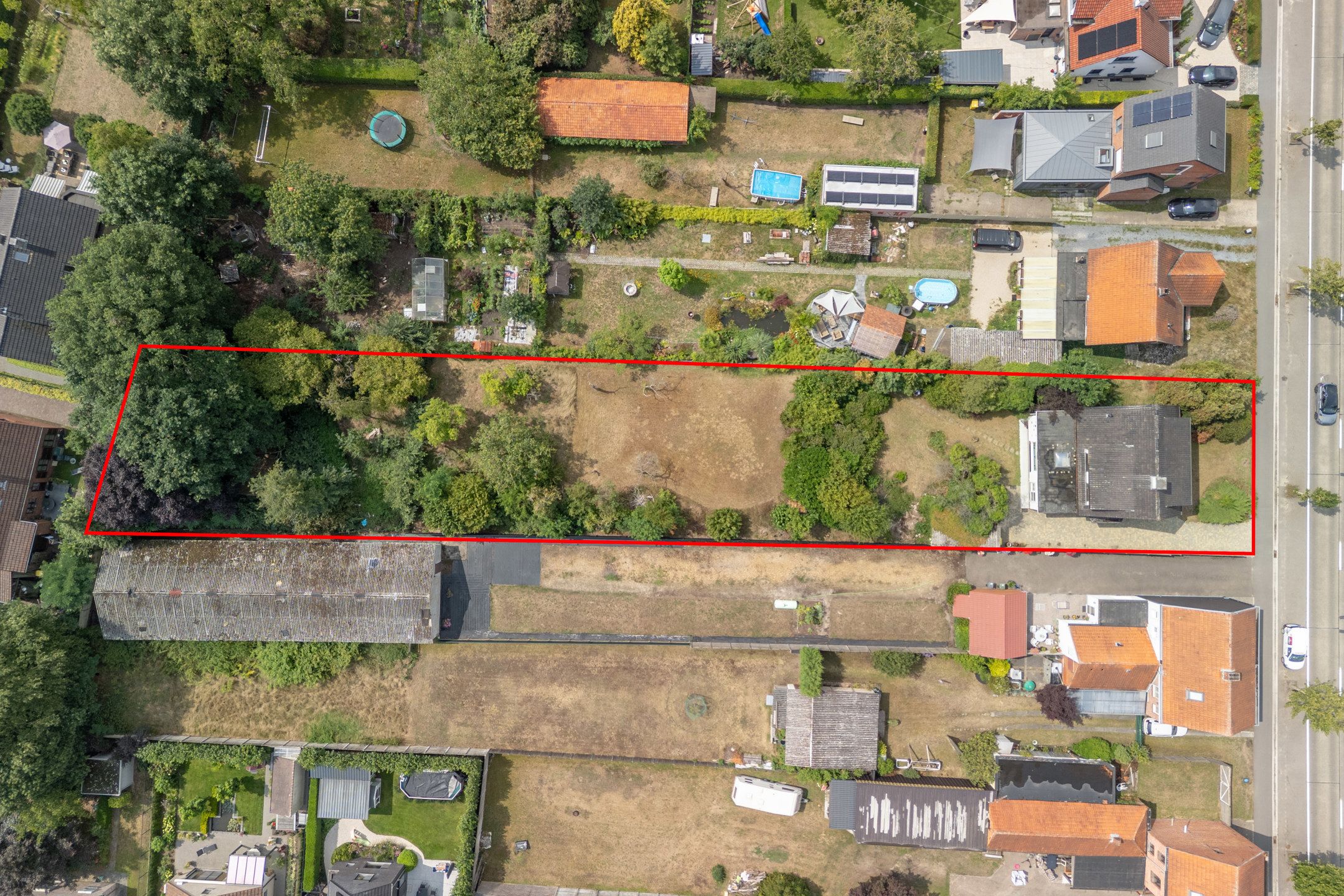 Te renoveren gezinswoning (196m²) op perceel van 1.943m². foto 3