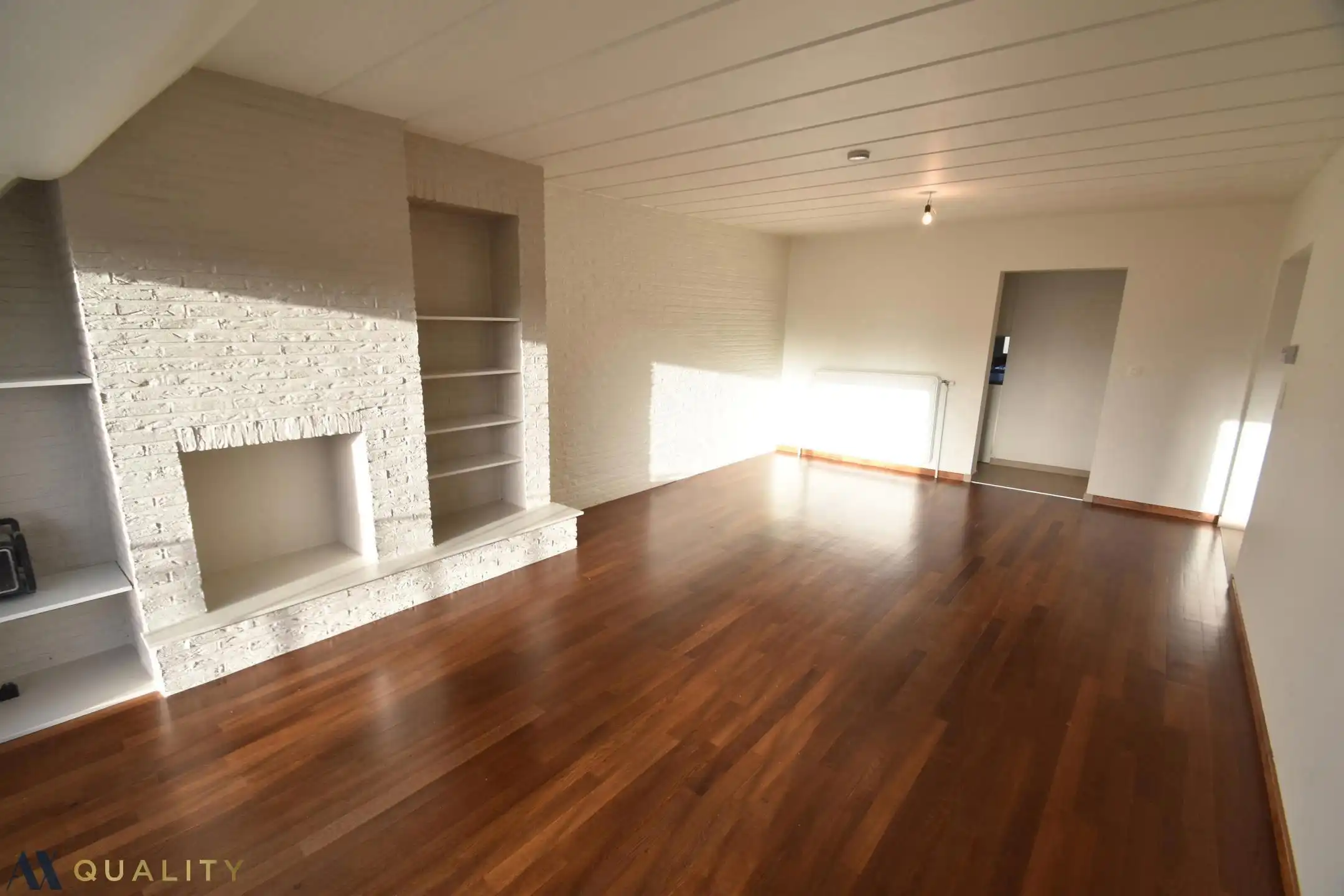 Hoofdfoto van de publicatie: Gerenoveerd 2-slaapkamerappartement met terras (6,5 m²) en balkon,  bergzolder, autostaanplaats en private berging 6,5 m² en 16 m²