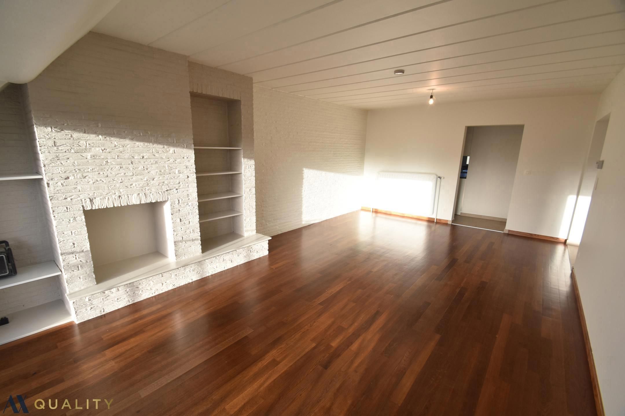 Gerenoveerd 2-slaapkamerappartement met terras (6,5 m²) en balkon,  bergzolder, autostaanplaats en private berging 6,5 m² en 16 m² foto 2
