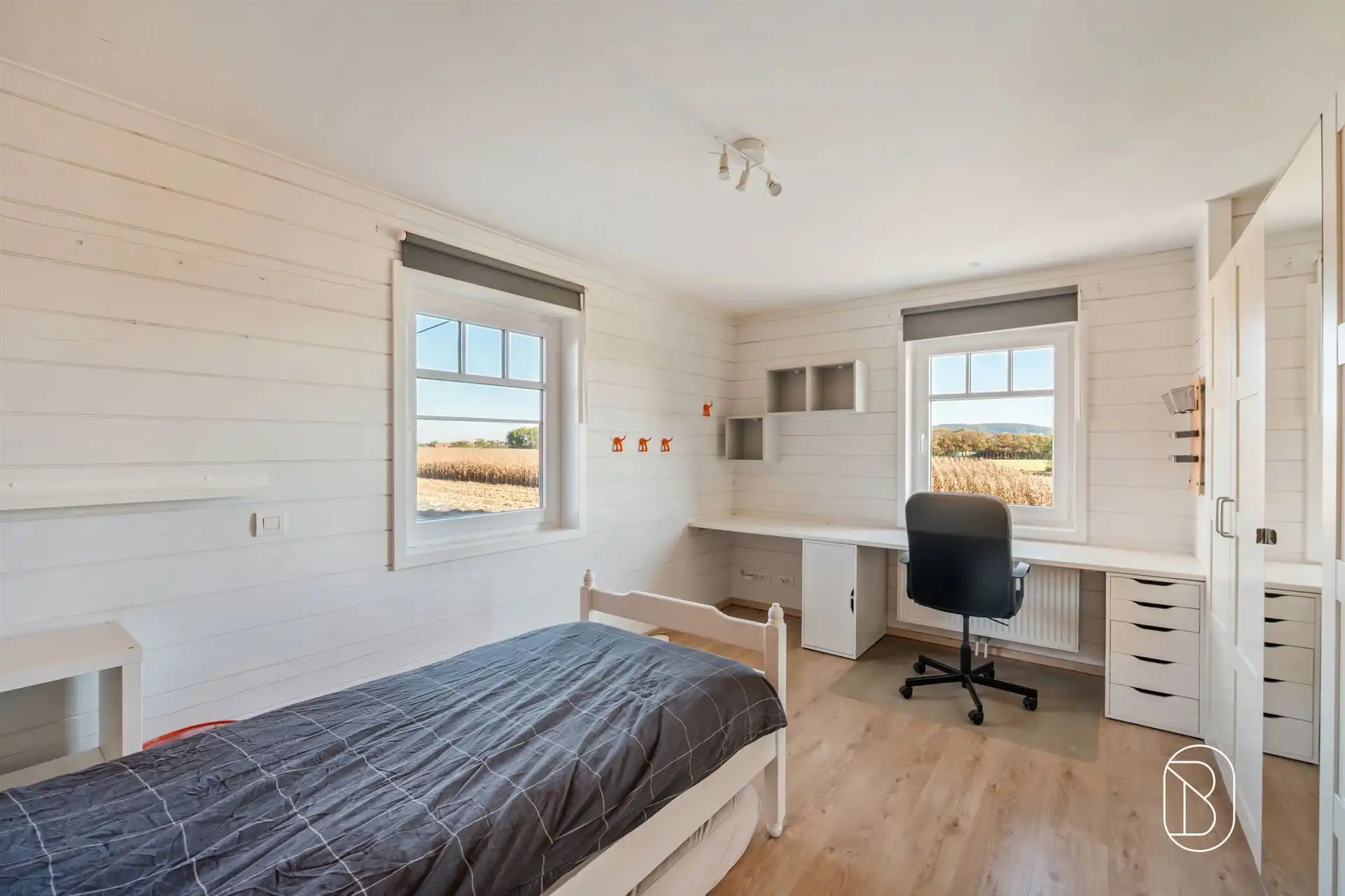 Recente woning met 2 loodsen en zwembad in Escanaffles foto 11