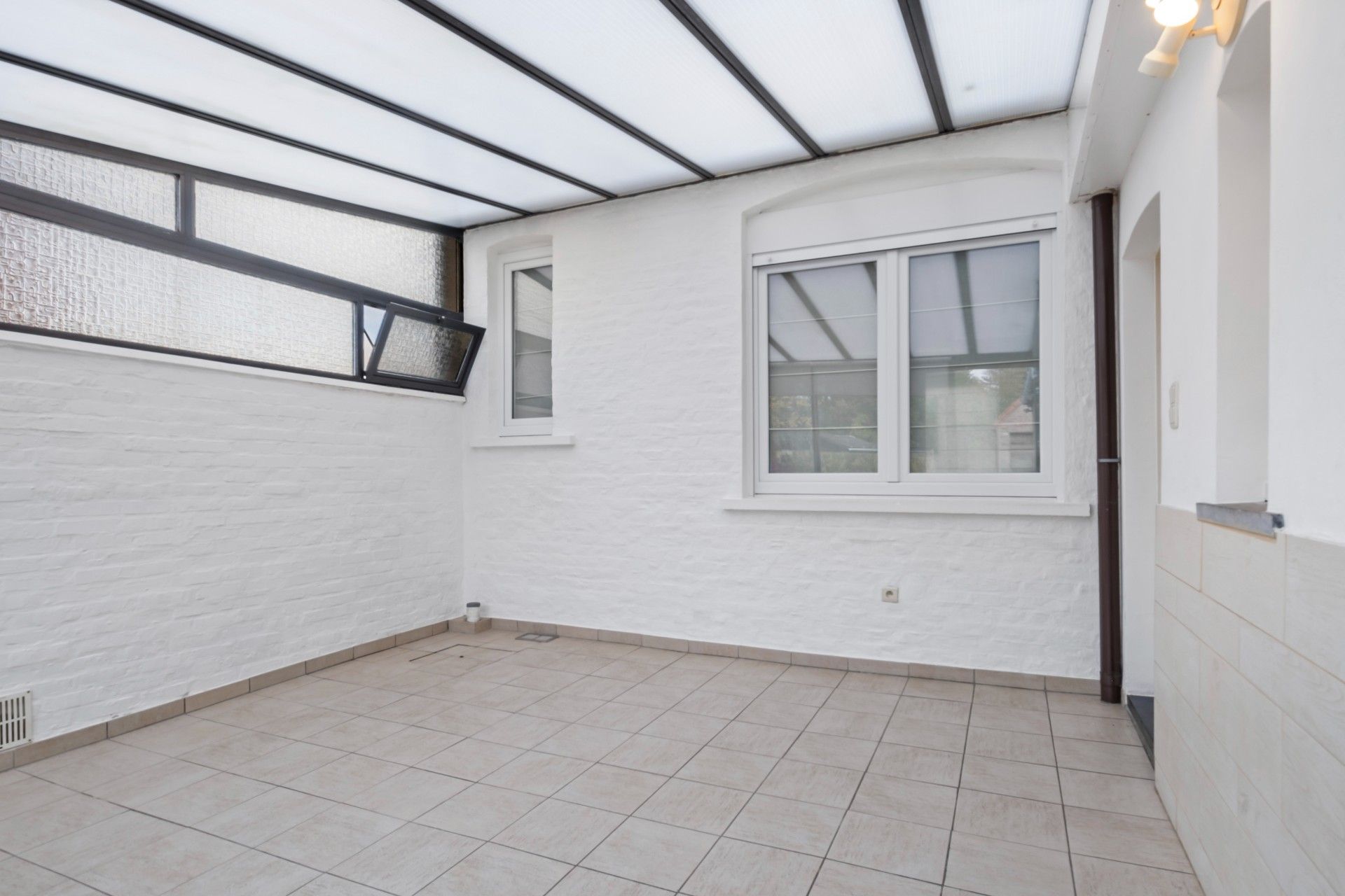 Leuke half open woning met 3 slaapkamers en garage foto 8