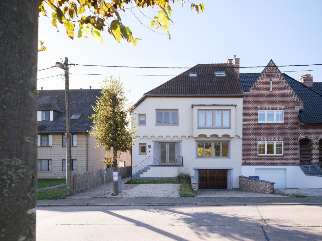 Hoogwaardig gerenoveerde halfopen bebouwing, voorzien van alle luxe, 5 slaapkamers, goed georiënteerde tuin, binnenzwembad en wellness. foto 32