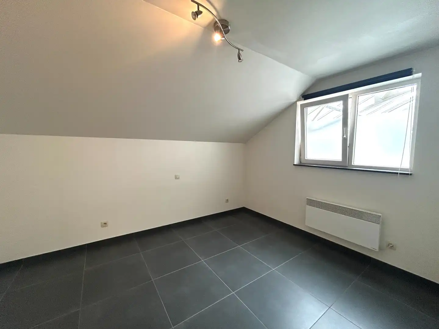 Instapklaar appartement nabij centrum Oostrozebeke! foto 8