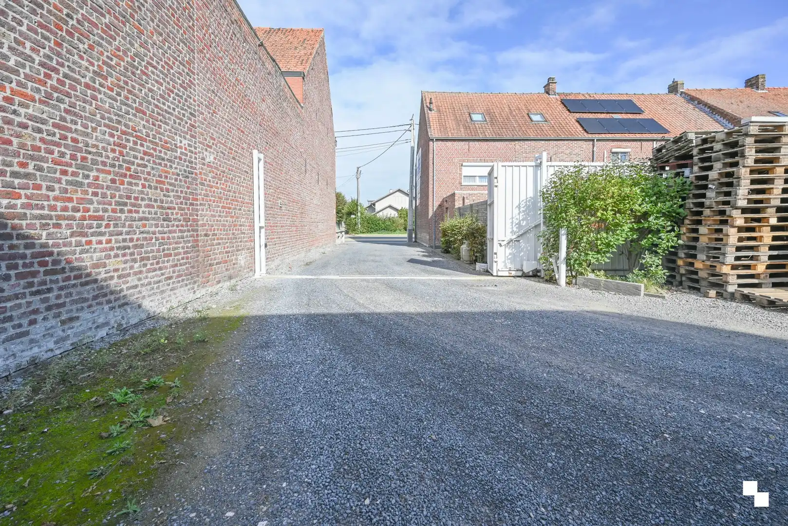Te renoveren woning met dubbele garage in Oostrozebeke foto 28