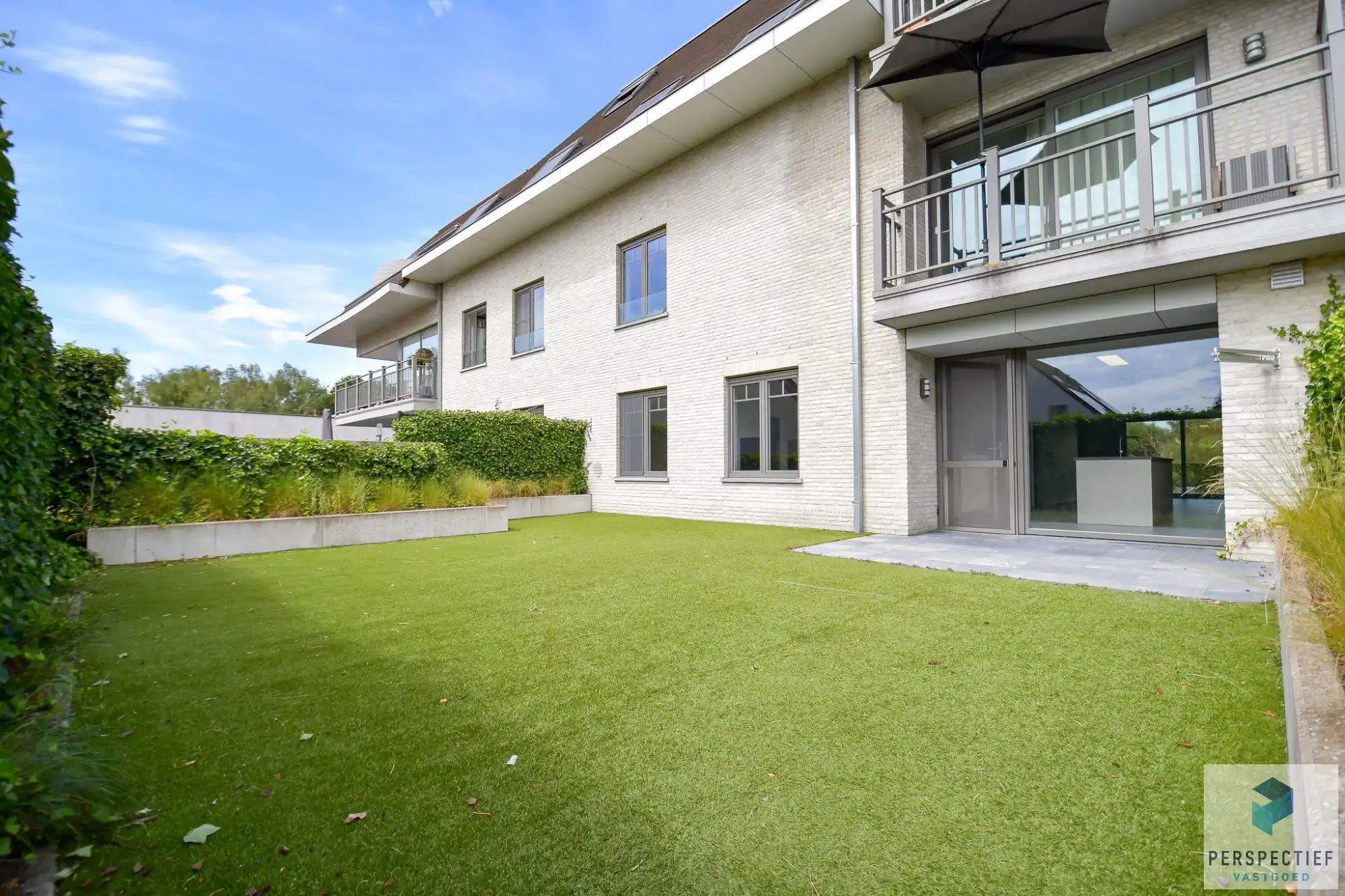BEZOEKMOMENT WOENSDAG 15/07 VAN 16.30U TOT 17.30U | Ruim gelijkvloers appartement met 2 slaapkamers, voor- én achtertuin met terras & staanplaats foto 2
