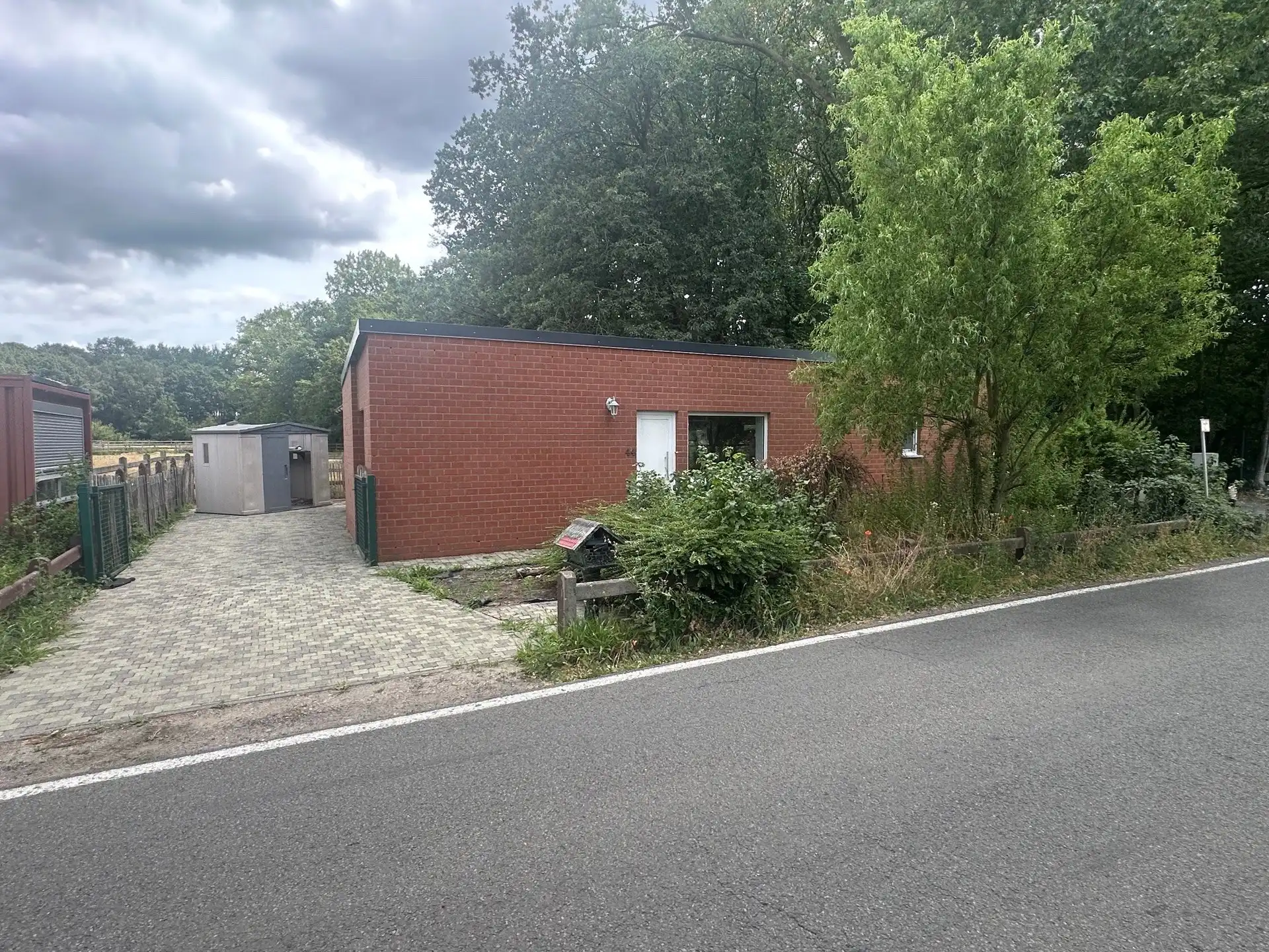 Woning met oprit en terras in het landelijke Laarne foto {{pictureIndex}}