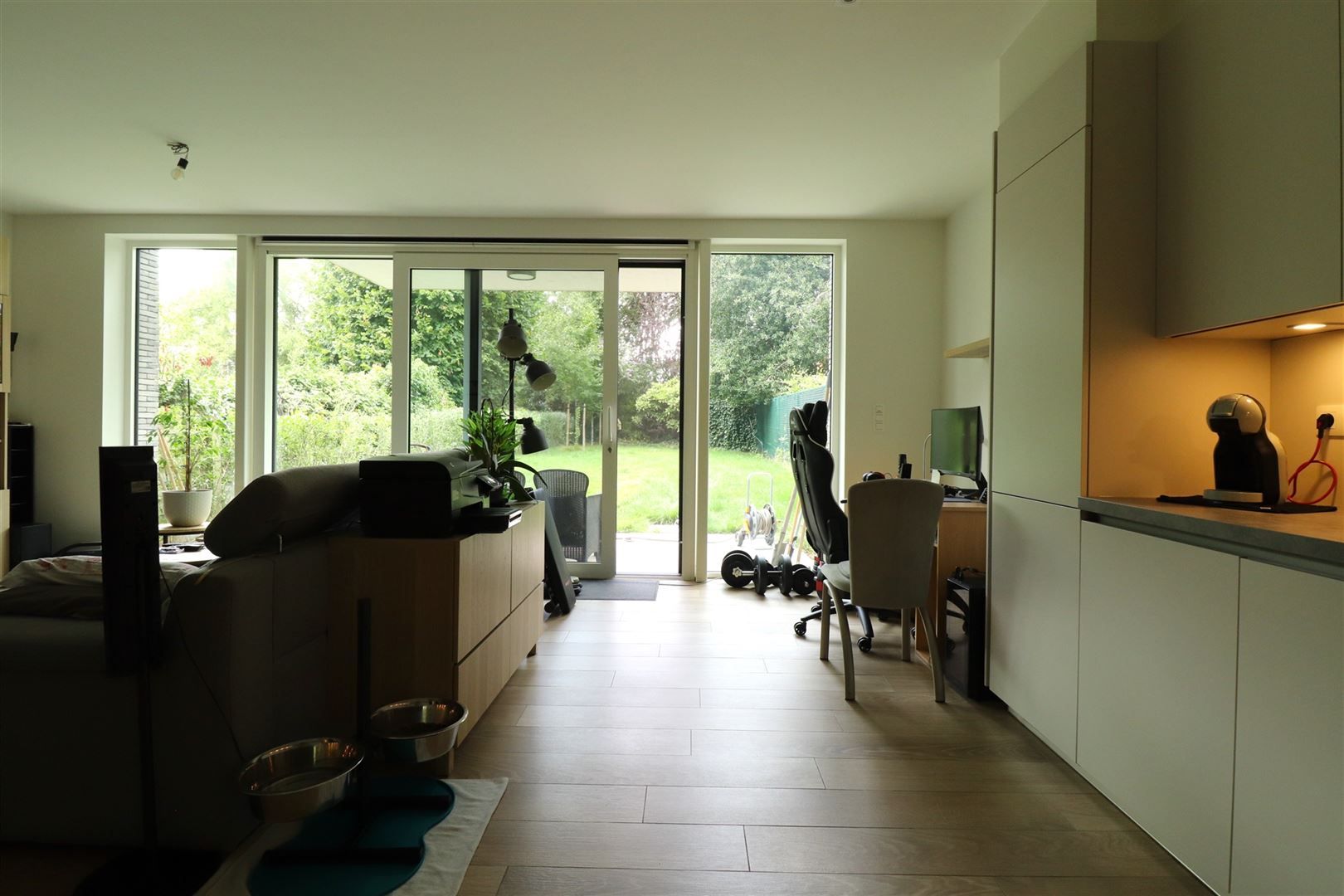 Modern gelijkvloers met groene tuin foto 8