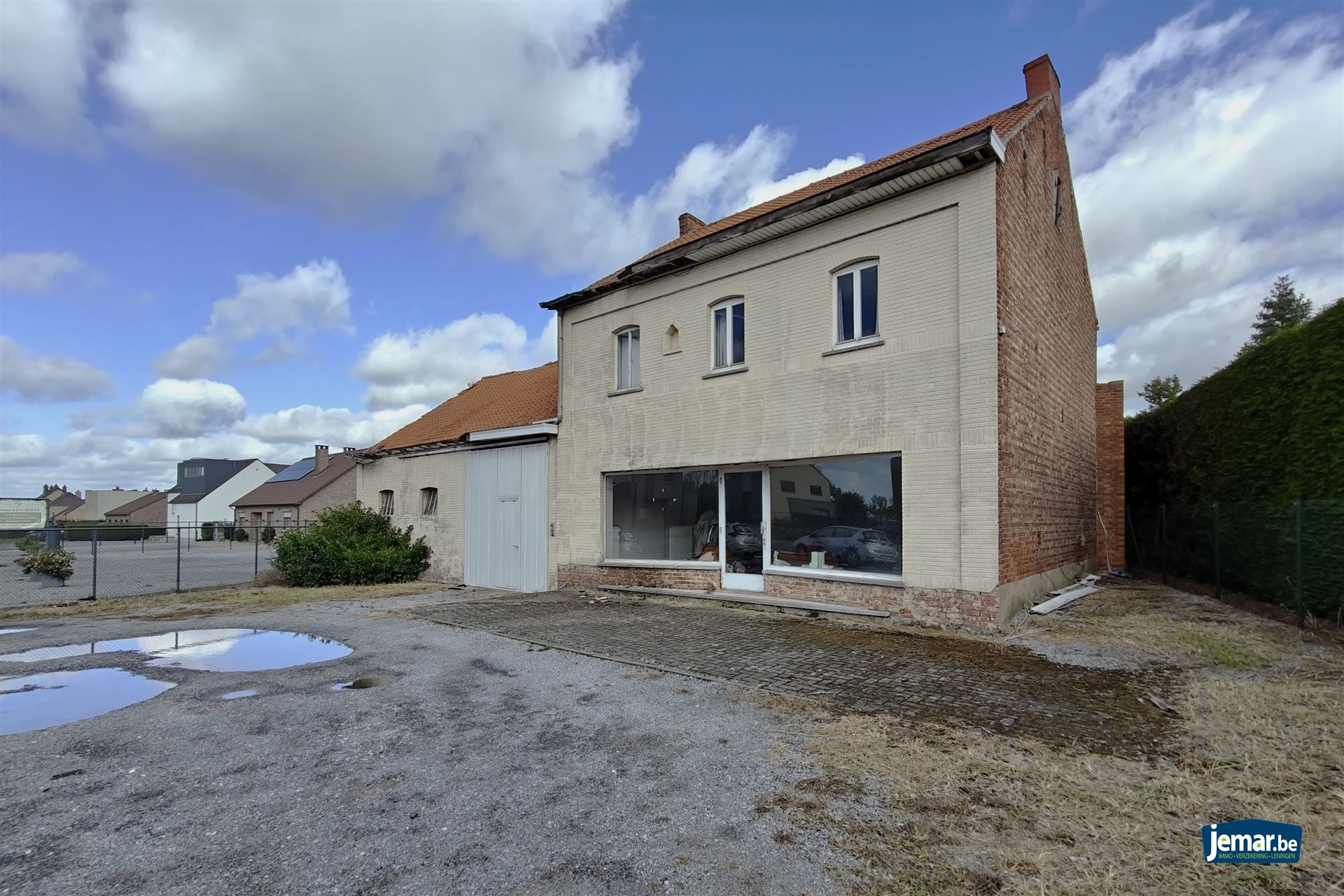 Handelspand met woonst op zeer gunstige locatie te Diepenbeek foto {{pictureIndex}}