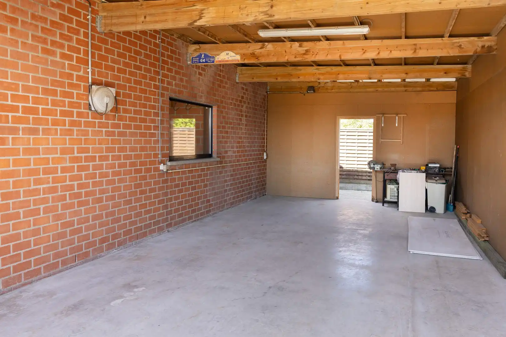 Magazijn van 130 m² met voorliggende villa. foto 4