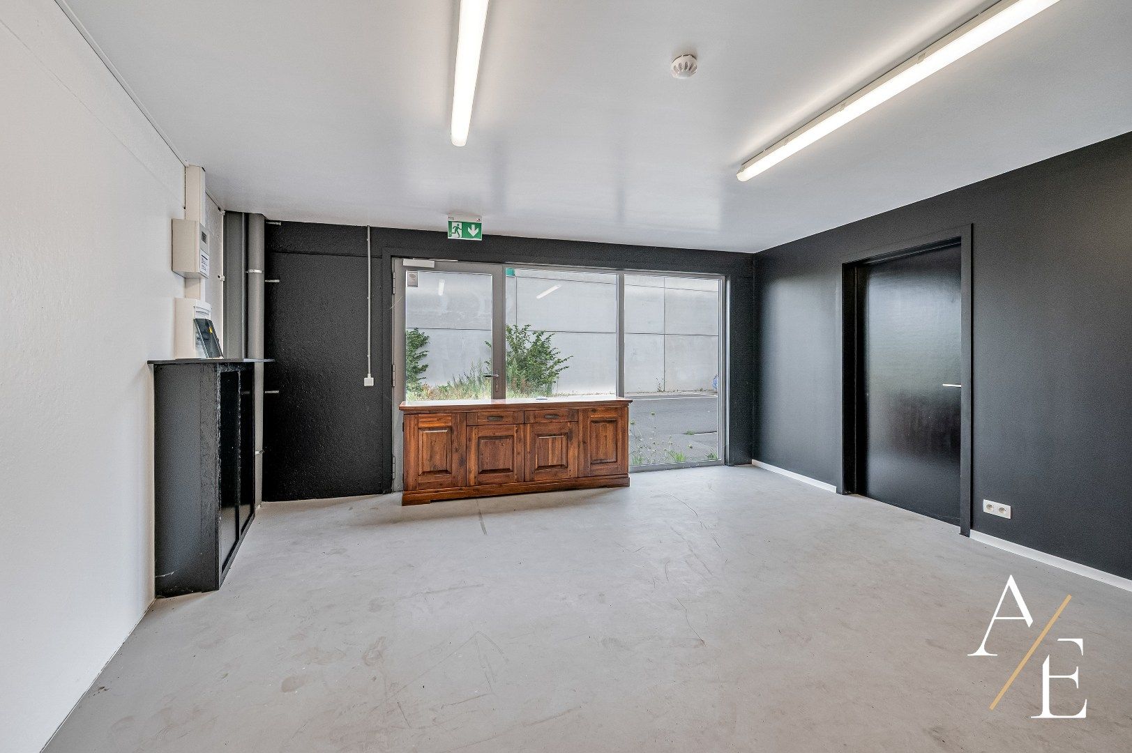 OOSTAKKER - Strategisch gelegen kmo unit van 198m² met showroom en bureau foto 6