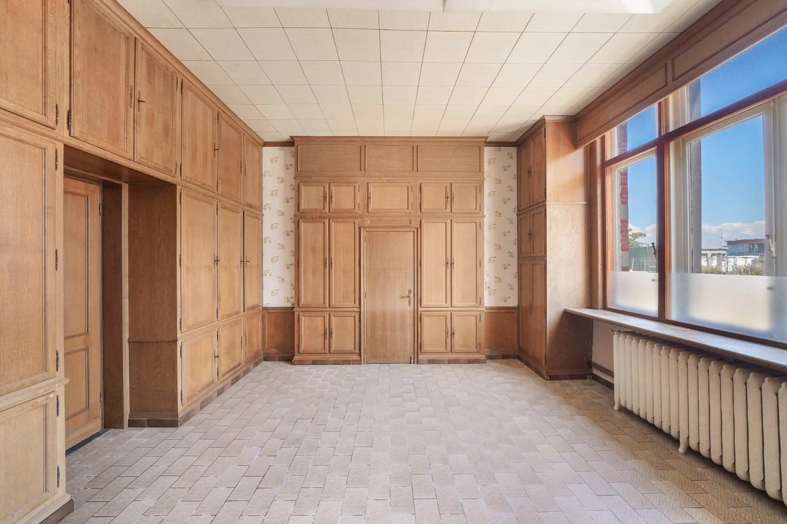 Herenhuis met conciërgewoning en garages in het centrum van Oudenburg foto 15