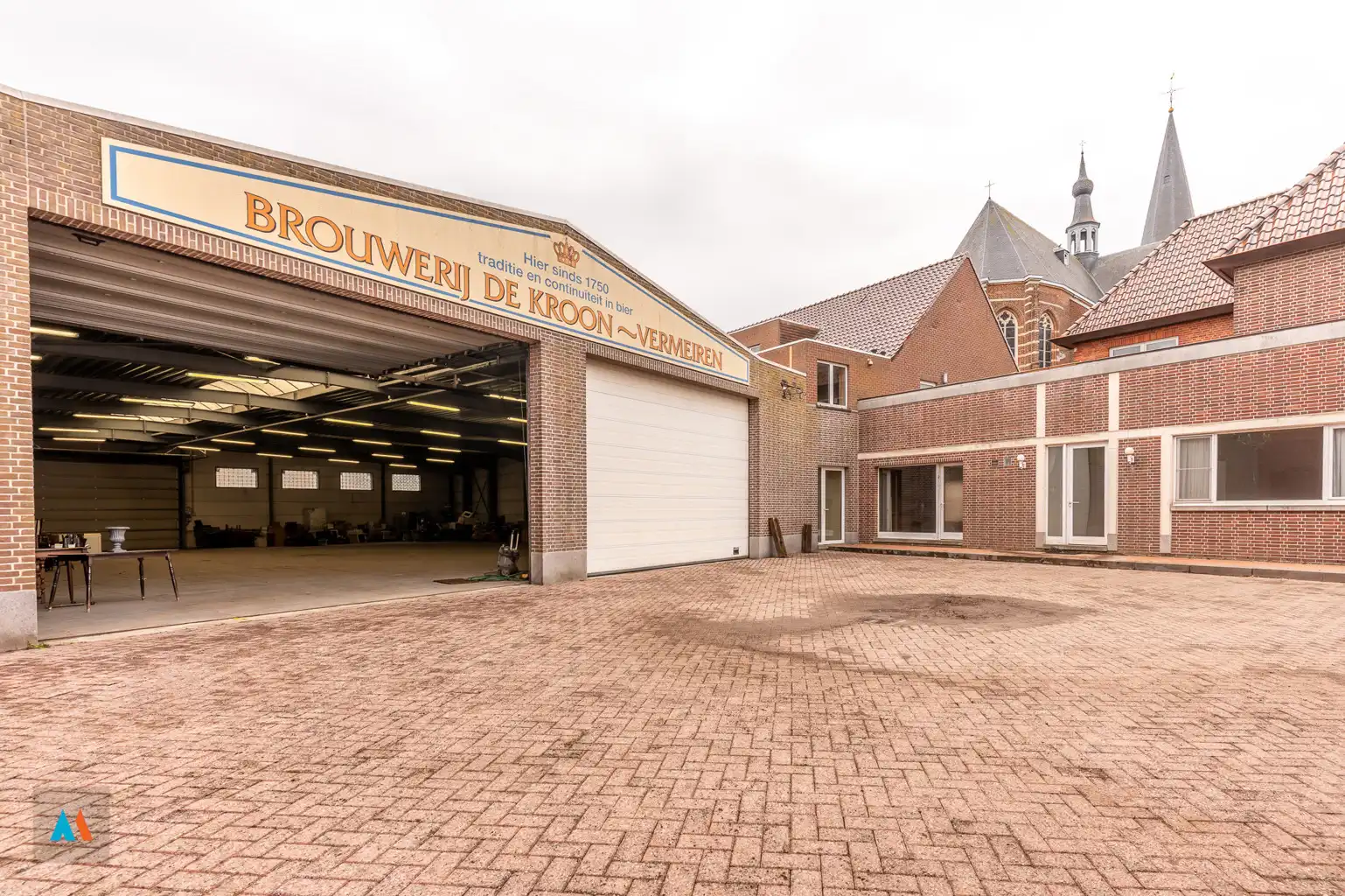 Gezinswoning met ruime loods foto 27