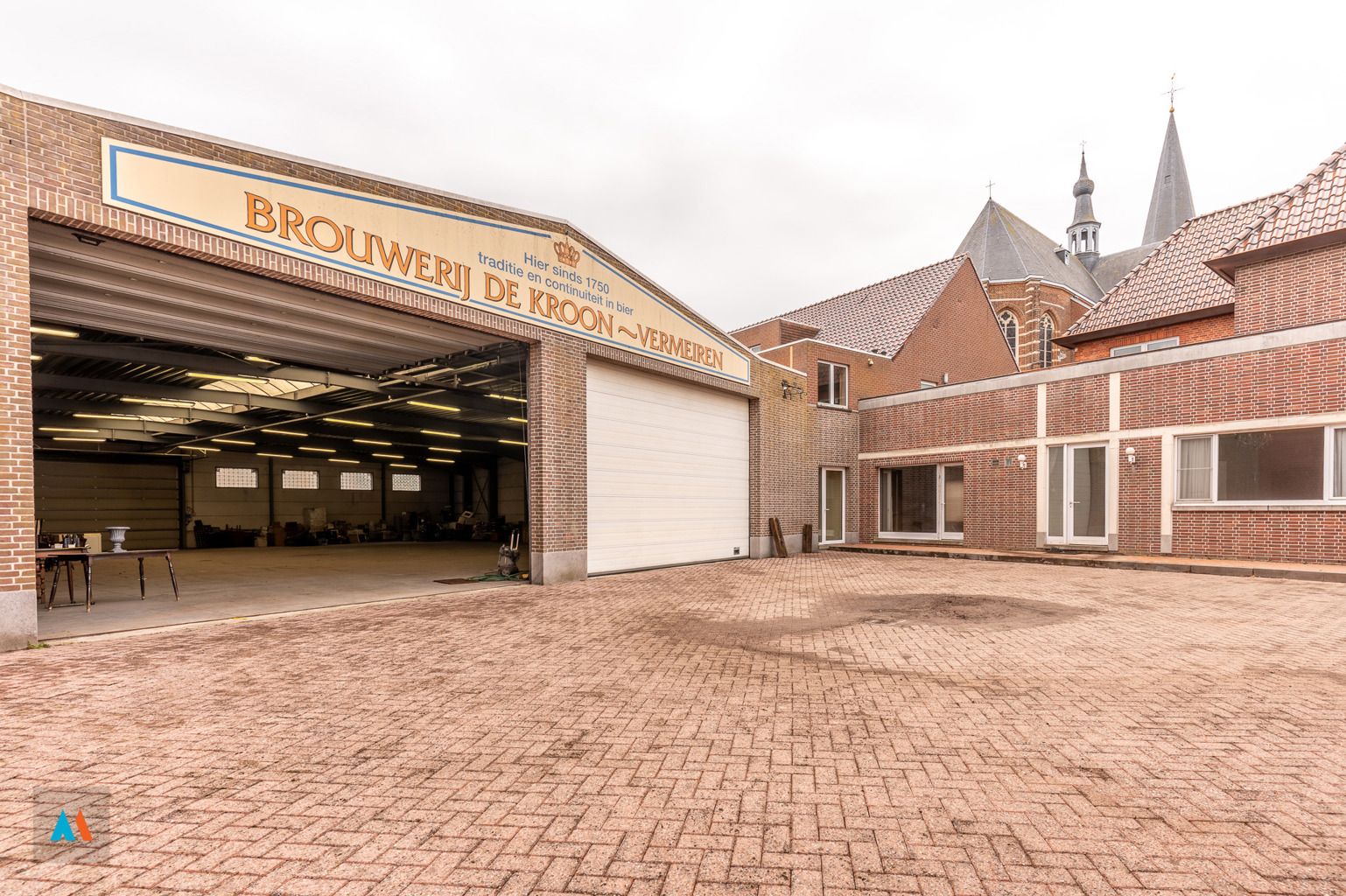 Gezinswoning met ruime loods foto 27