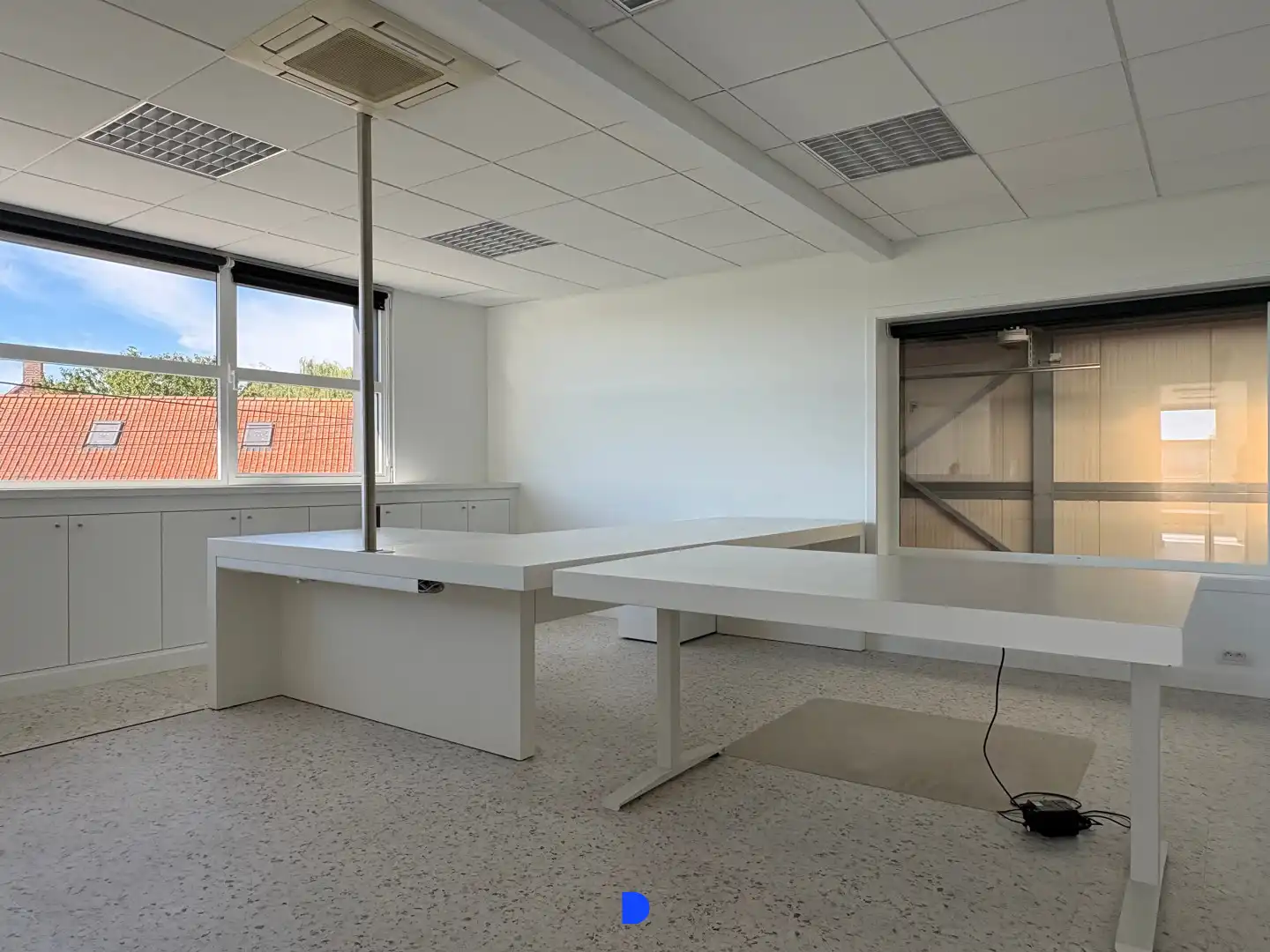 Bedrijfsgebouw op uitstekende zichtlocatie langs de Ring (R32) te Roeselare. foto 7