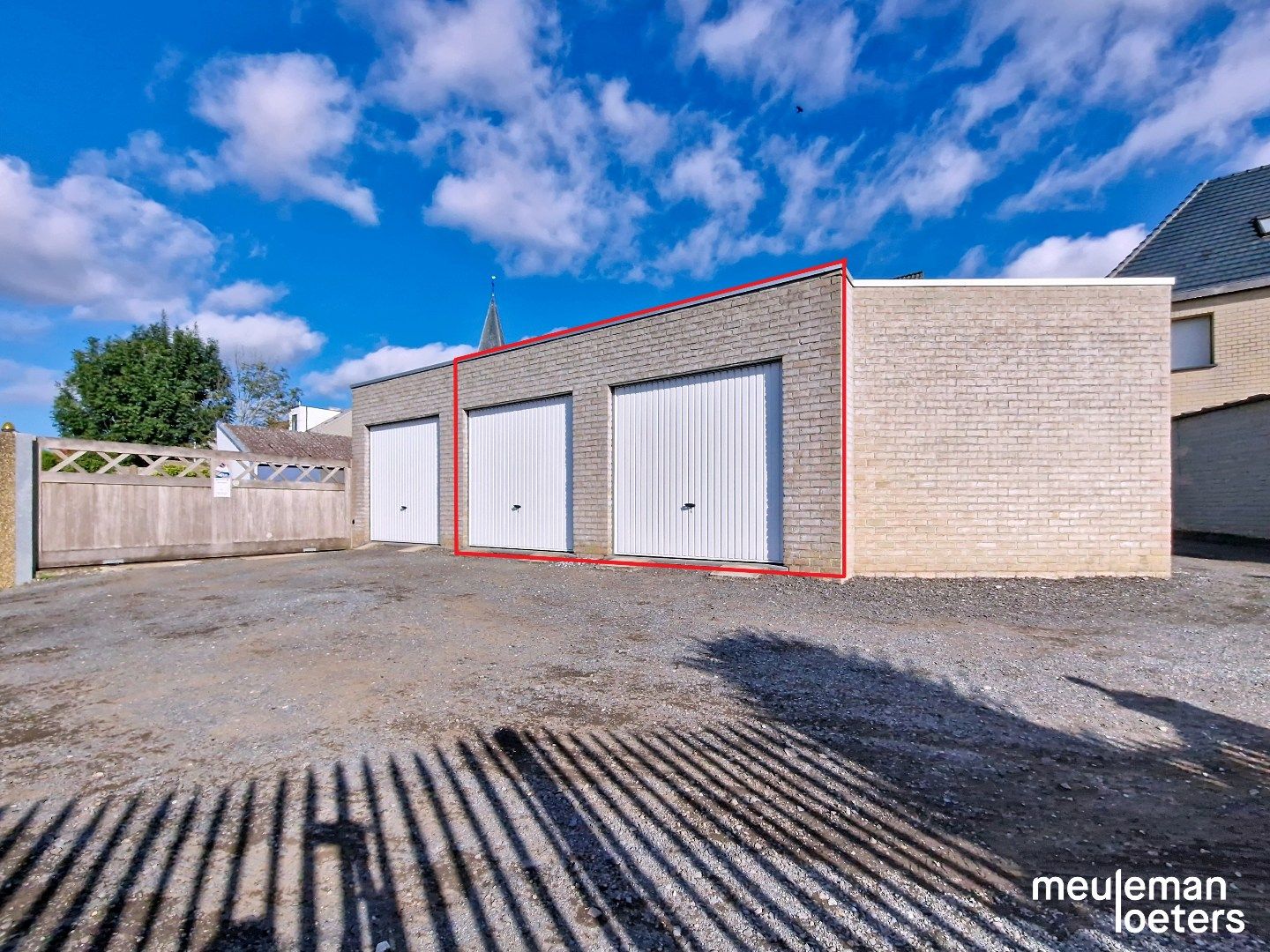 Ruime  halfopen woning met twee garages foto 16