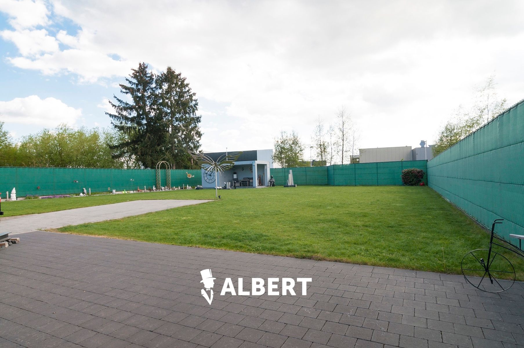 Instapklare woning met grote tuin en garage/magazijnruimte foto 3