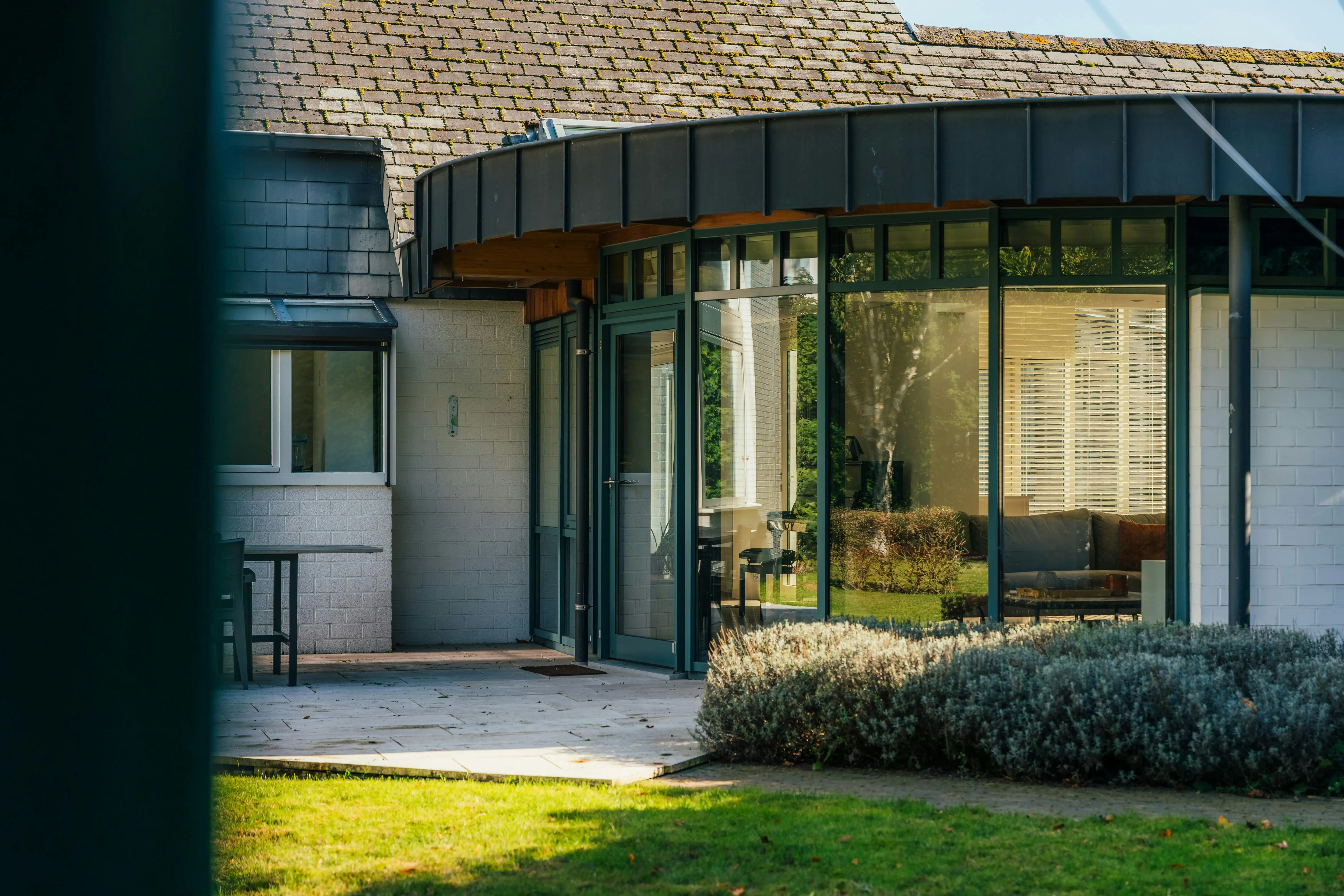 Architecturale villa met prachtige tuin te koop in Torhout foto 16