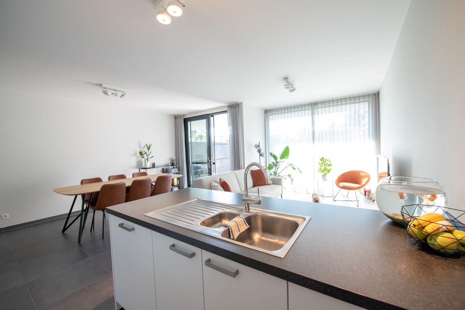 Volledig instapklaar gelijkvloers appartement met terras TE HUUR! foto 4