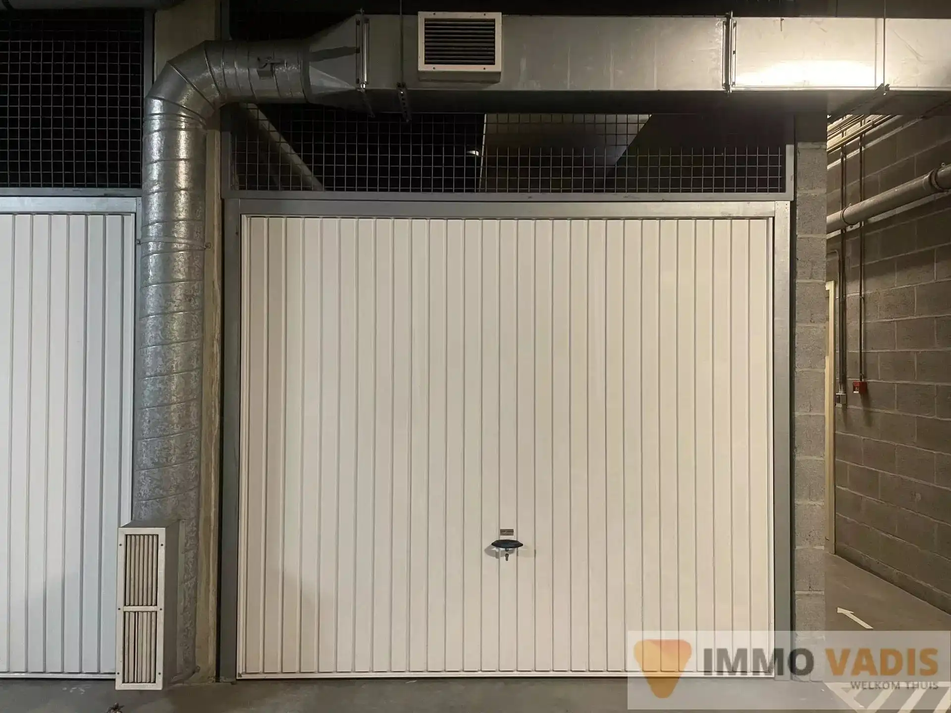 Afgesloten garagebox in centrum Tongeren foto {{pictureIndex}}