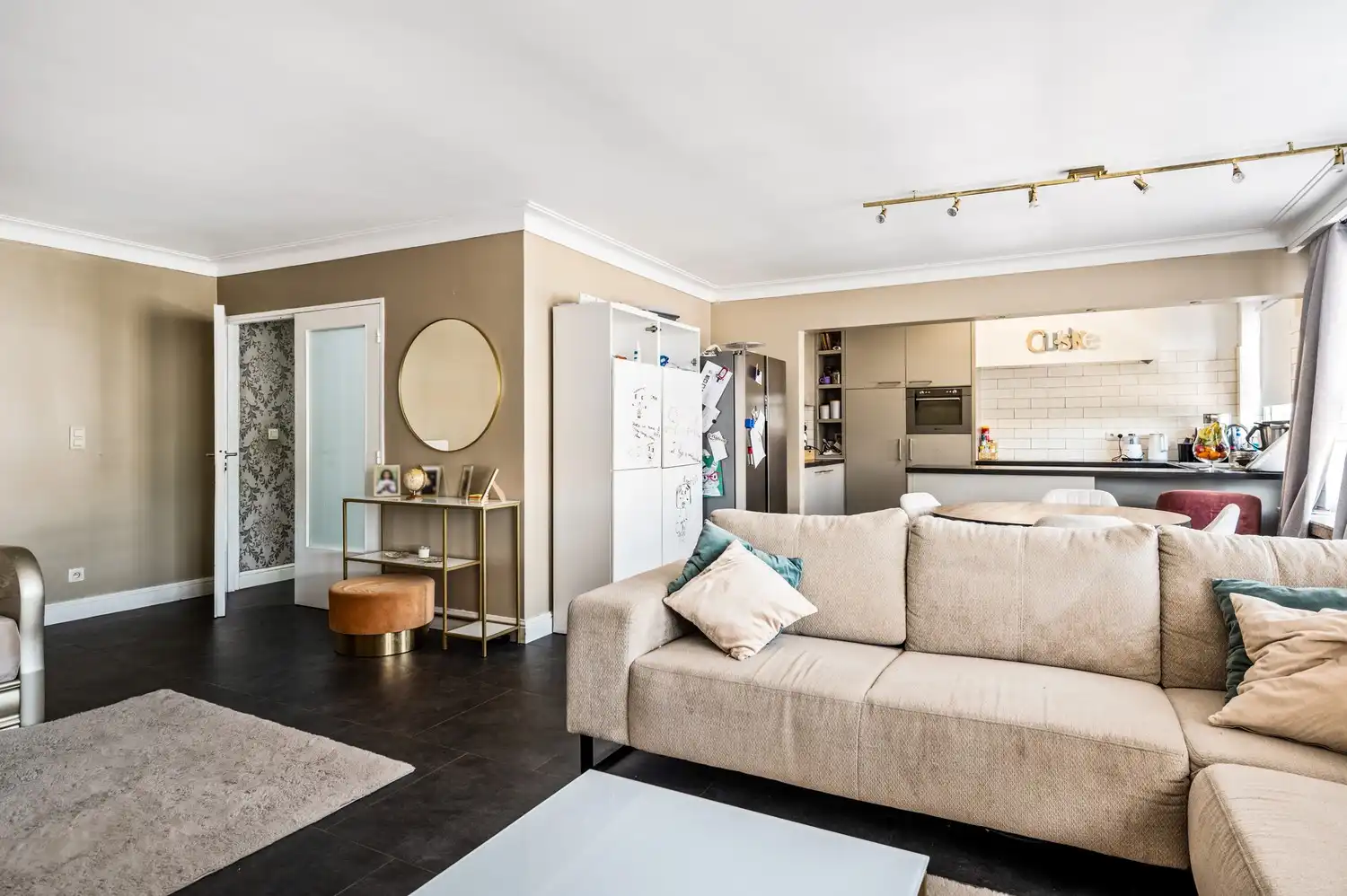 Ruim hoekappartement met veel lichtinval en autostaanplaats! foto 4