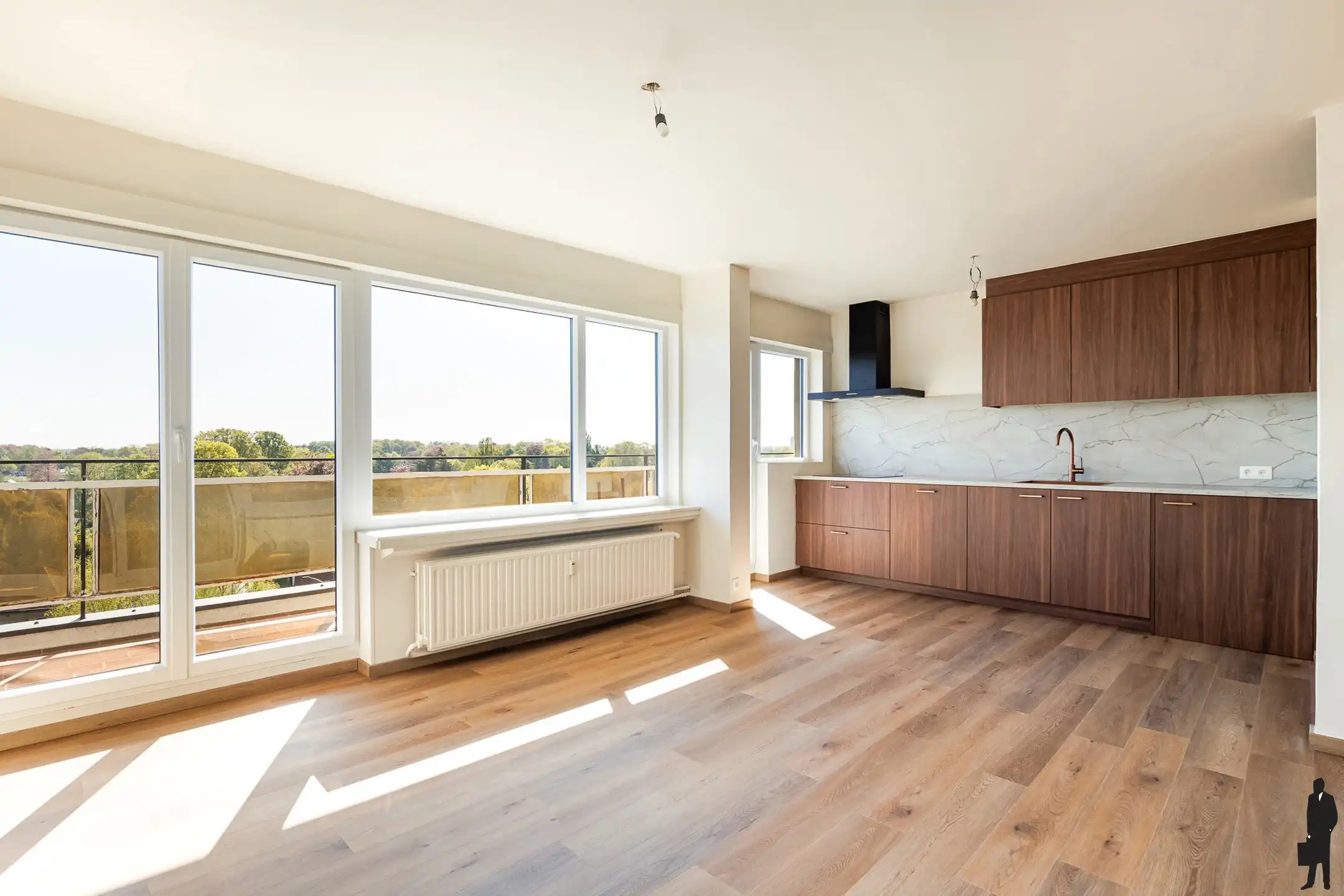 Gerenoveerd appartement met 2 slpks & dubbele garage  foto 2