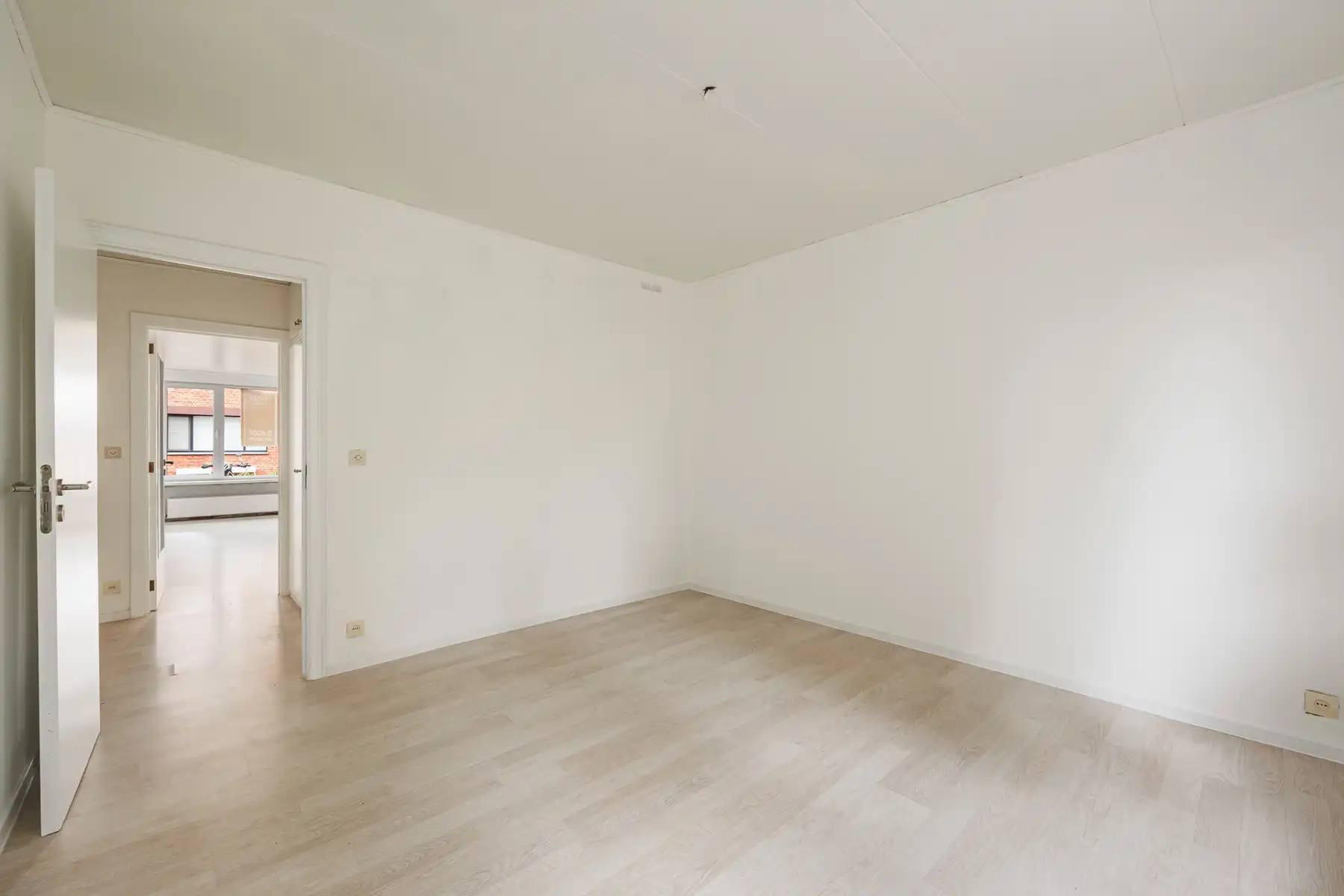 Gelijkvloersappartement met 2 slaapkamers, tuin en garagebox foto 7